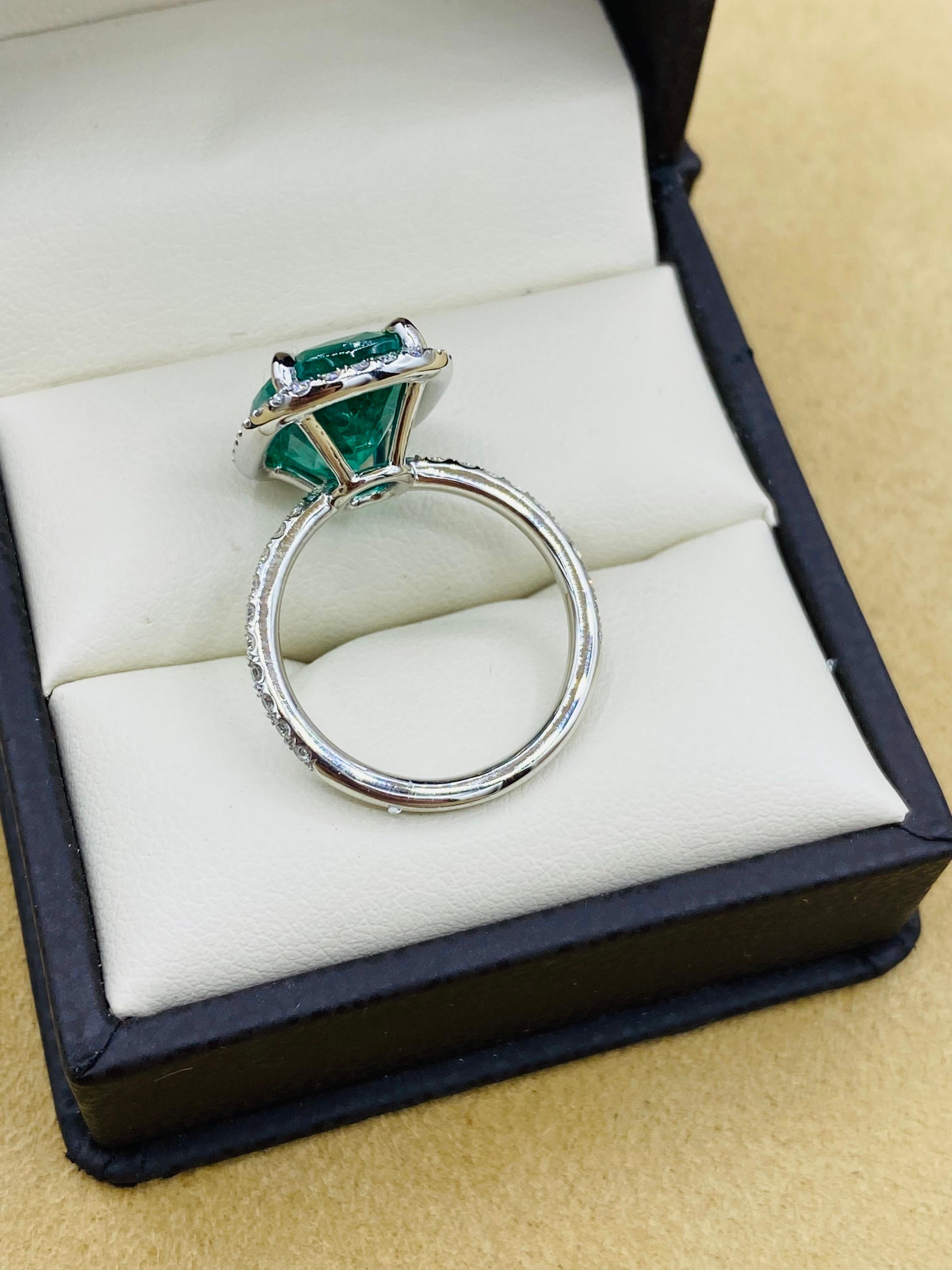 Emilio Jewelry Gia zertifizierter Platinring mit 6,92 Karat Smaragd-Halo im Kissenschliff im Angebot 3