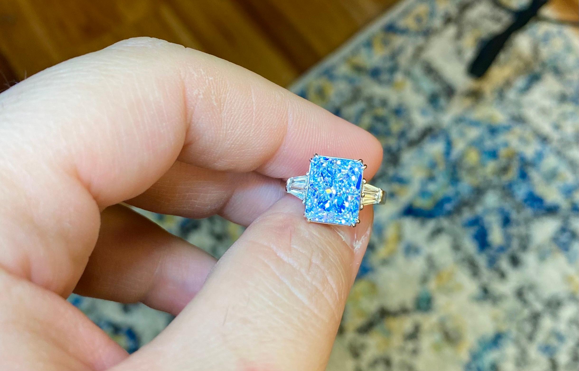 Aus dem Museumstresor von Emilio Jewelry New York,
Einer der seltensten und einzigen Diamanten dieser Größe und Farbe. Bitte erkundigen Sie sich nach Einzelheiten. 