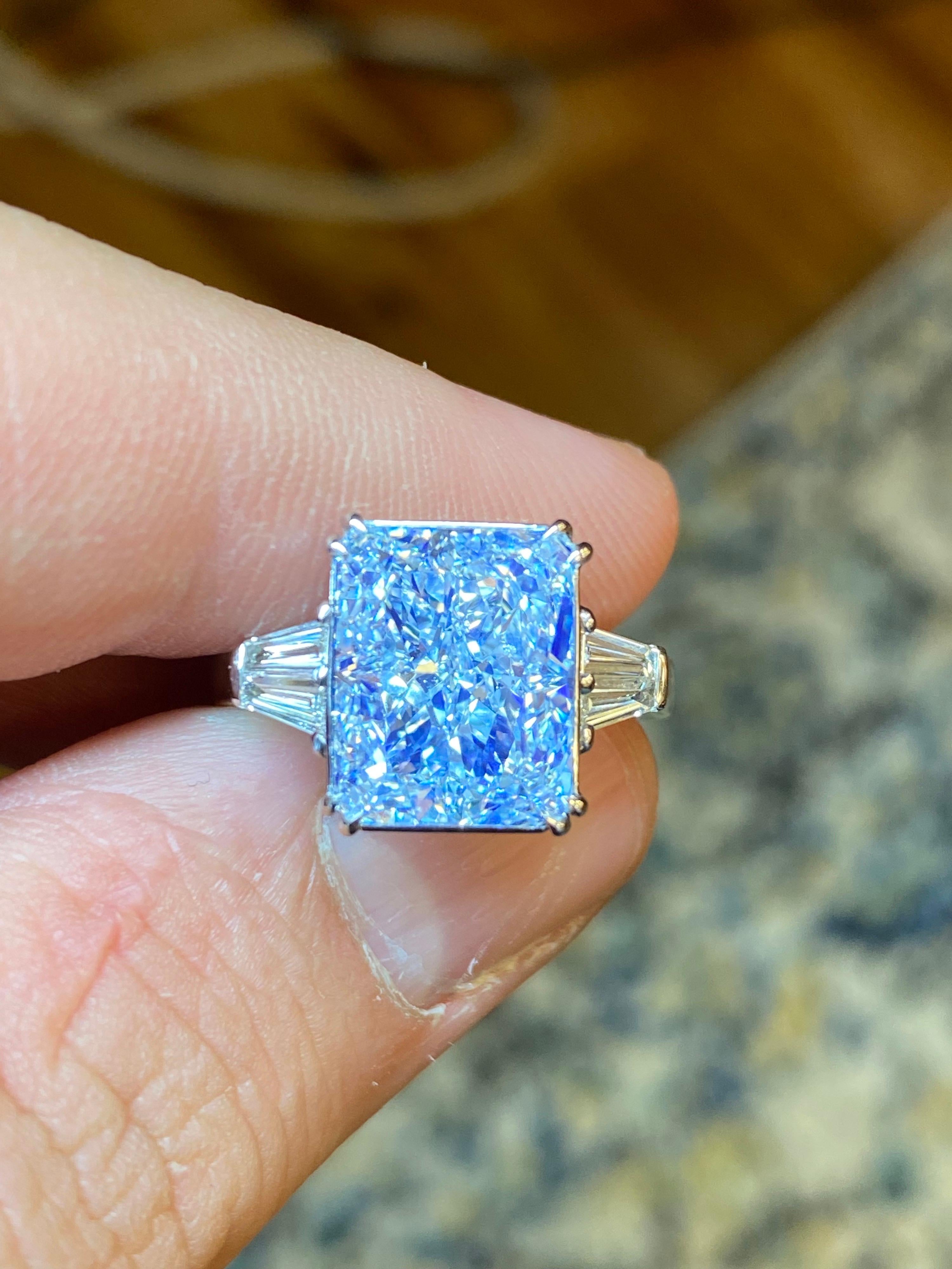 Taille radiant Emilio Jewelry, bague en diamant bleu naturel certifié GIA de 7,02 carats en vente