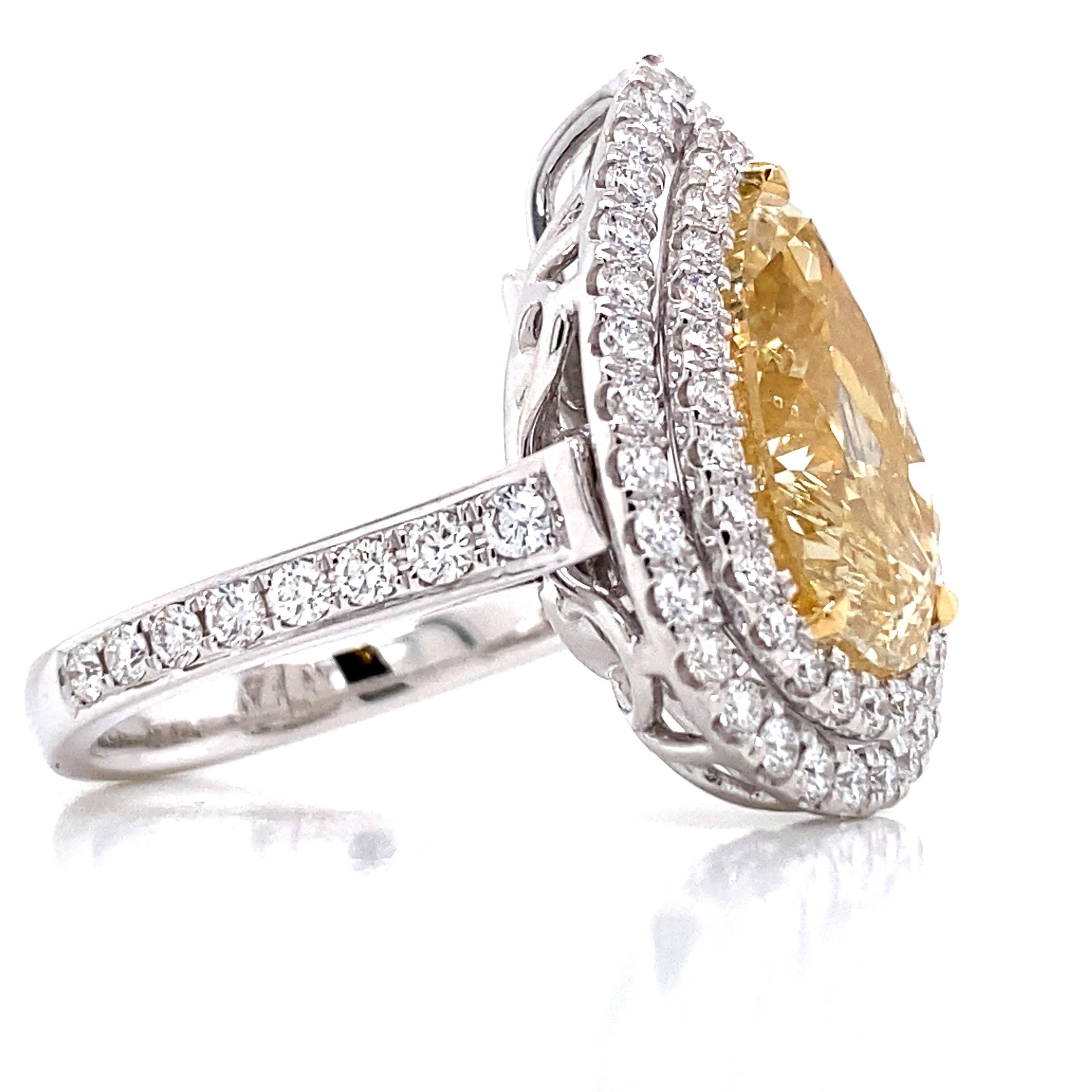Taille poire Emilio Jewelry, bague et pendentif en diamant jaune de 7,18 carats certifié GIA  en vente