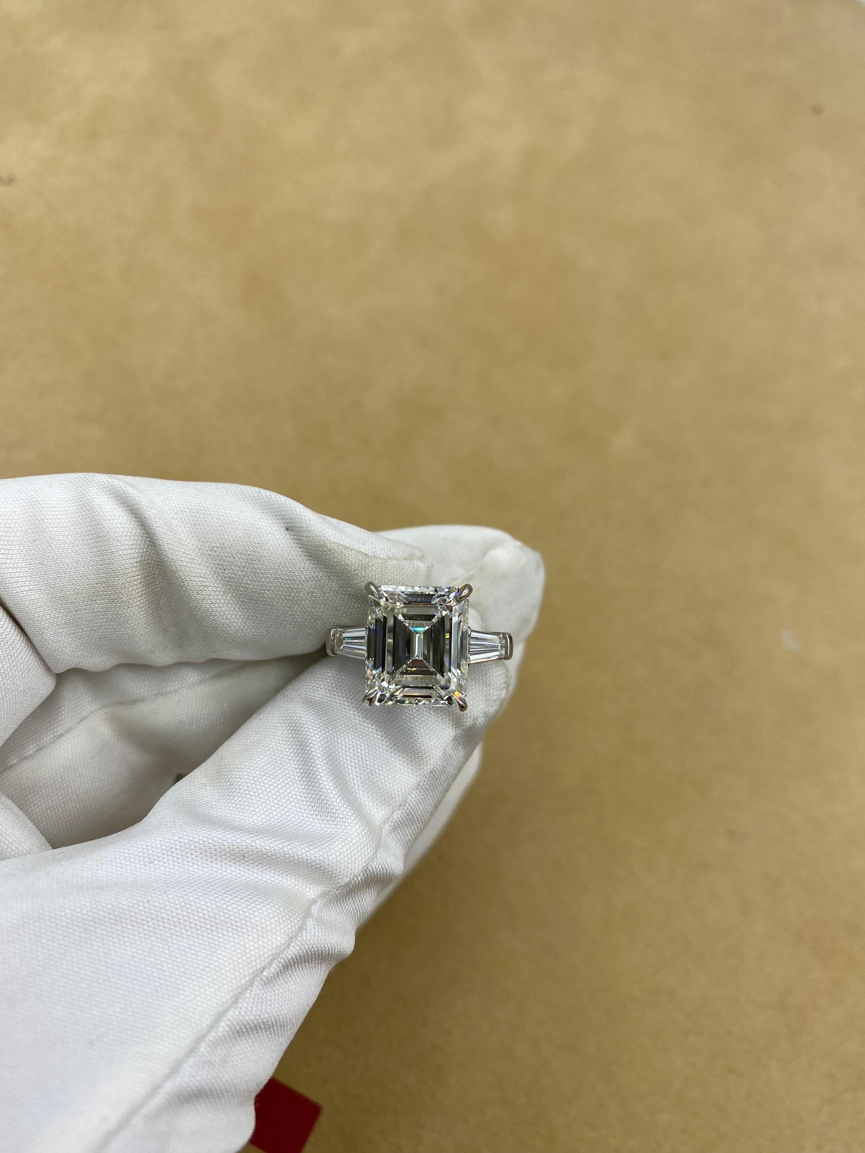 From The Vault at Emilio Jewelry Situé sur l'emblématique Cinquième Avenue de New York,
Demandez une vidéo détaillée ! 
Le centre de ce diamant très spécial et rare, certifié Gia, de taille émeraude naturelle, pèse plus de 7 carats. Poids total