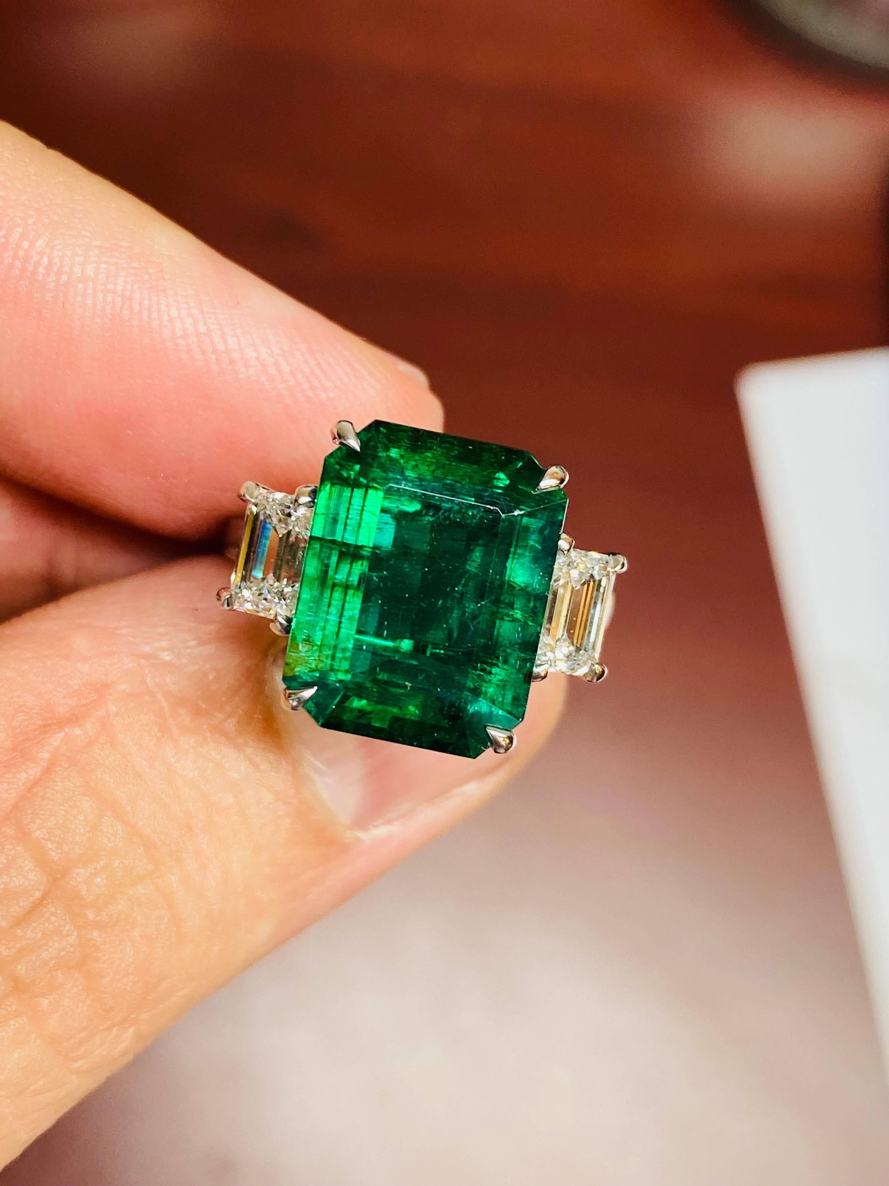 From the vault at Emilio Jewelry located on New York's iconic Fifth Avenue,
This ring has been made to wear everyday and also be worn as an astonishing engagement ring. The custom mounting has been made to sit super low on the finger, set in