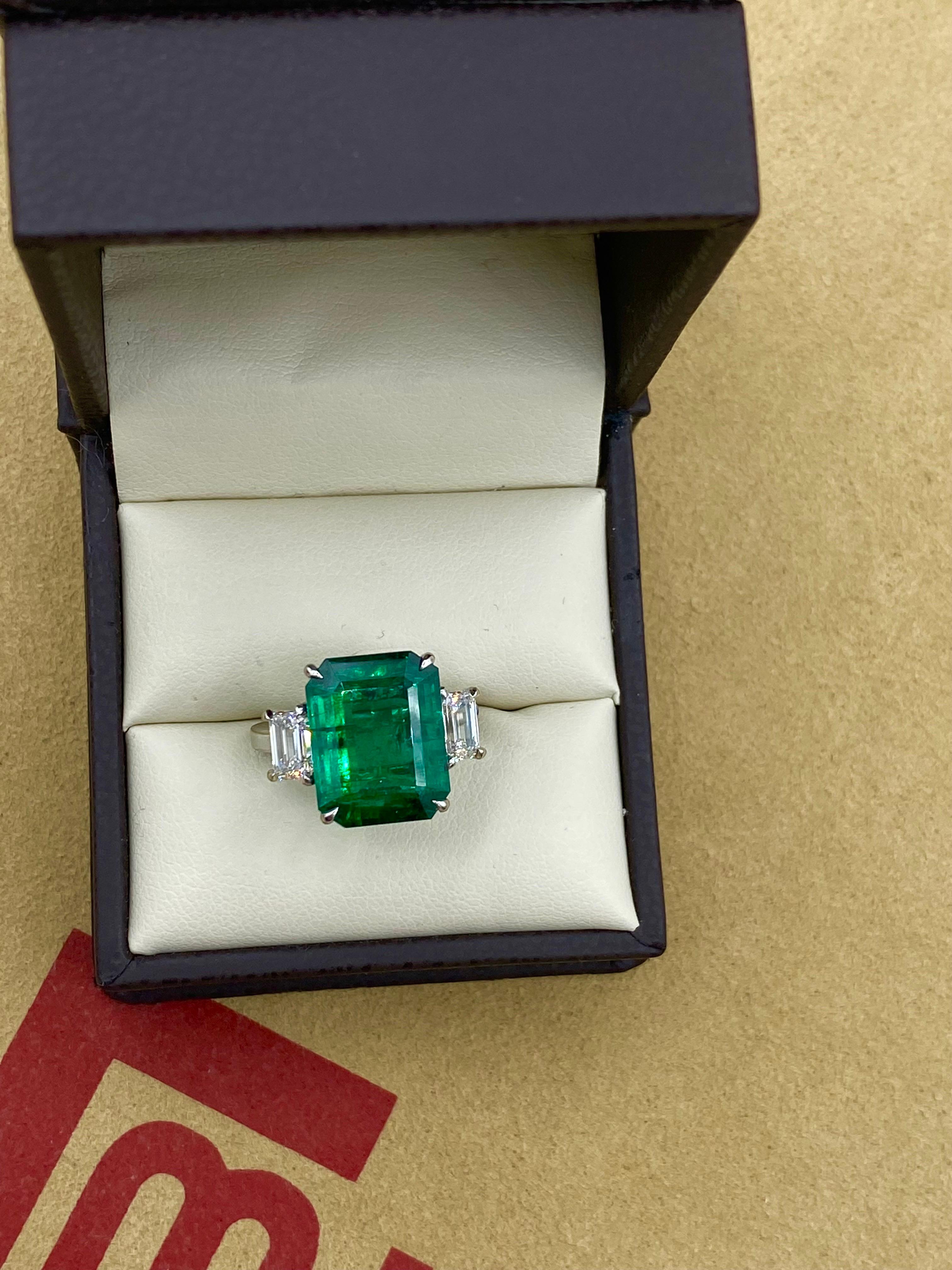 Emilio Jewelry Gubelin Certified 8.67 Carat Vivid Green Emerald Diamond Ring In New Condition In New York, NY