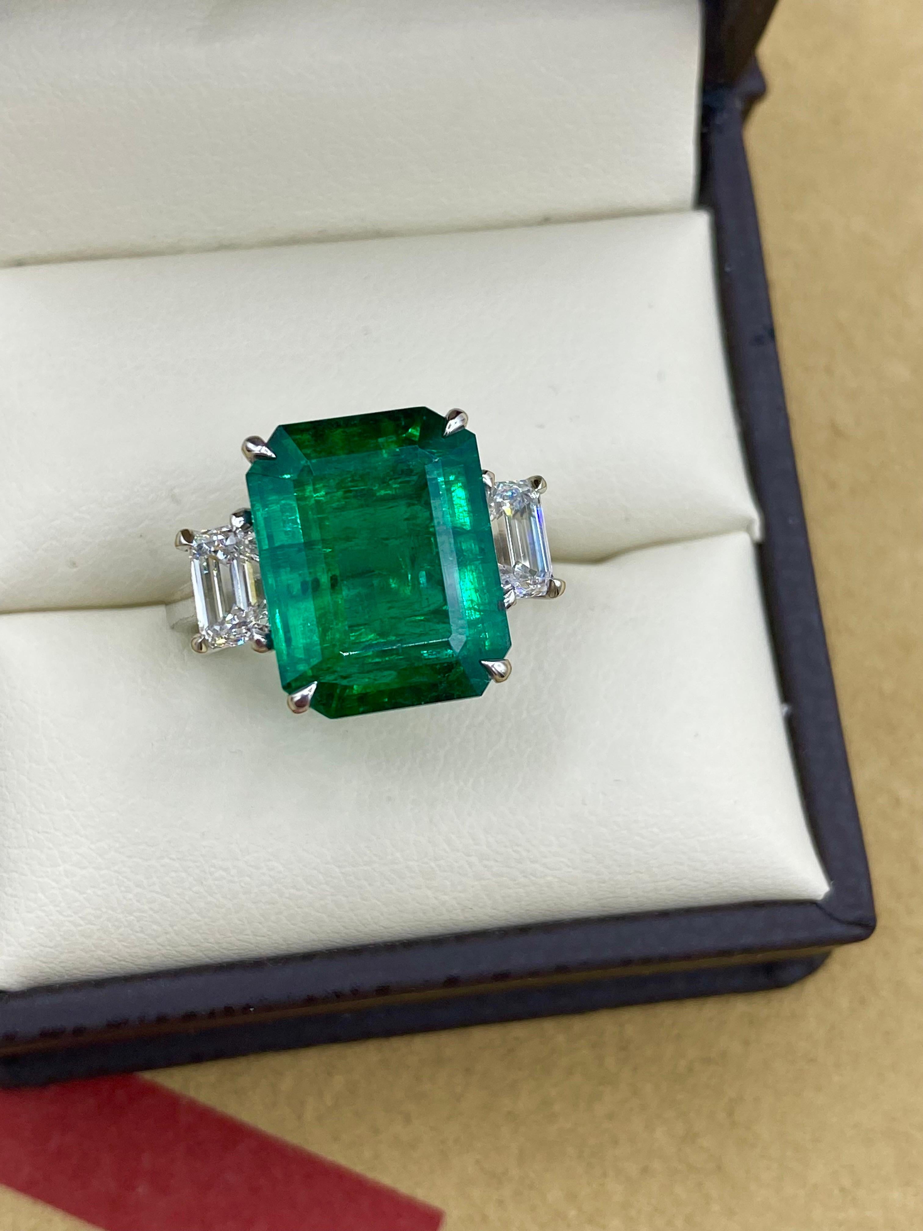 Women's or Men's Emilio Jewelry Gubelin Certified 8.67 Carat Vivid Green Emerald Diamond Ring