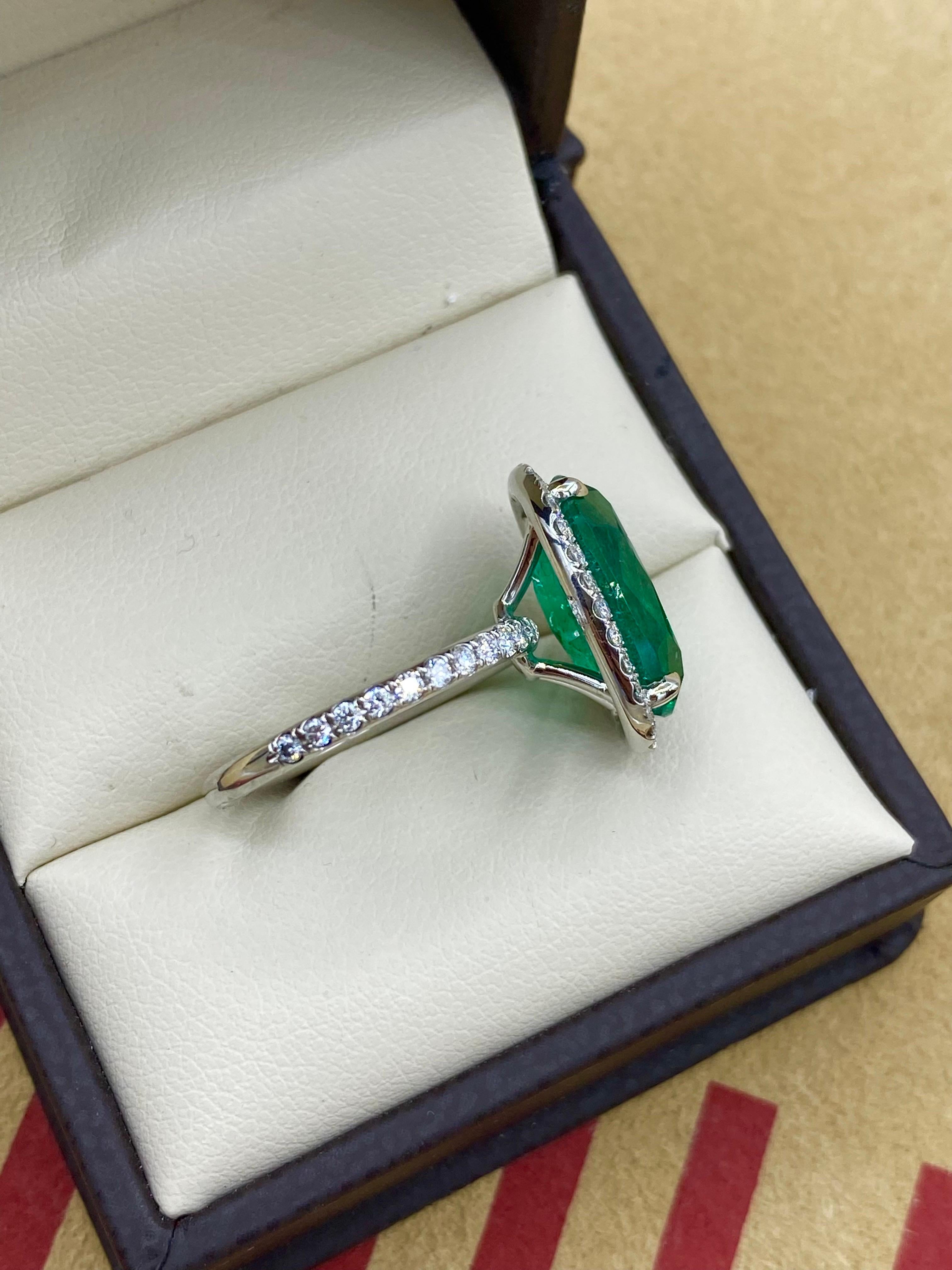 Emilio Jewelry AGL-zertifizierter länglicher 6,56 Karat Smaragd-Diamantring mit Smaragd (Kissenschliff) im Angebot