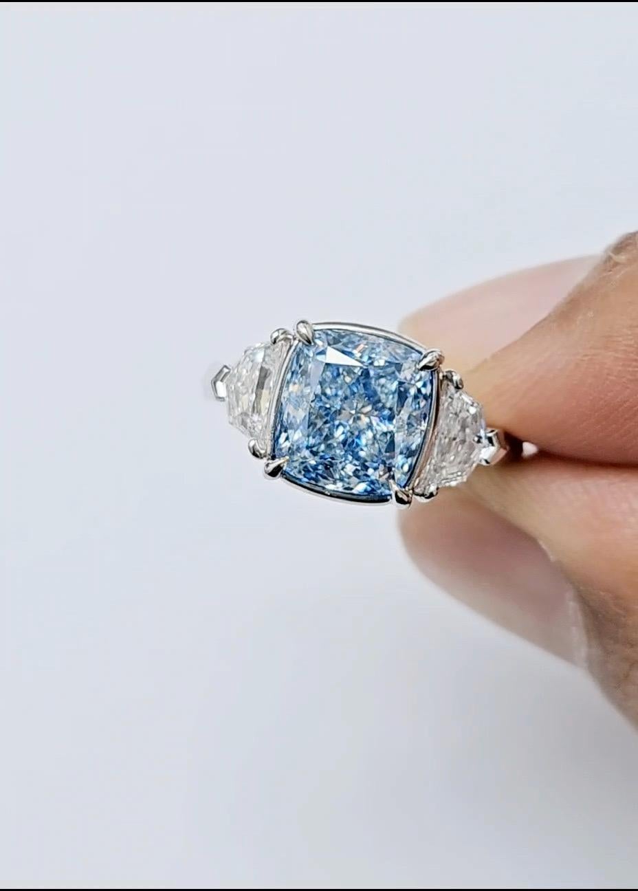 Emilio Jewelry Gia zertifizierter Fancy Blauer Fancy-Diamantring  (Kissenschliff) im Angebot