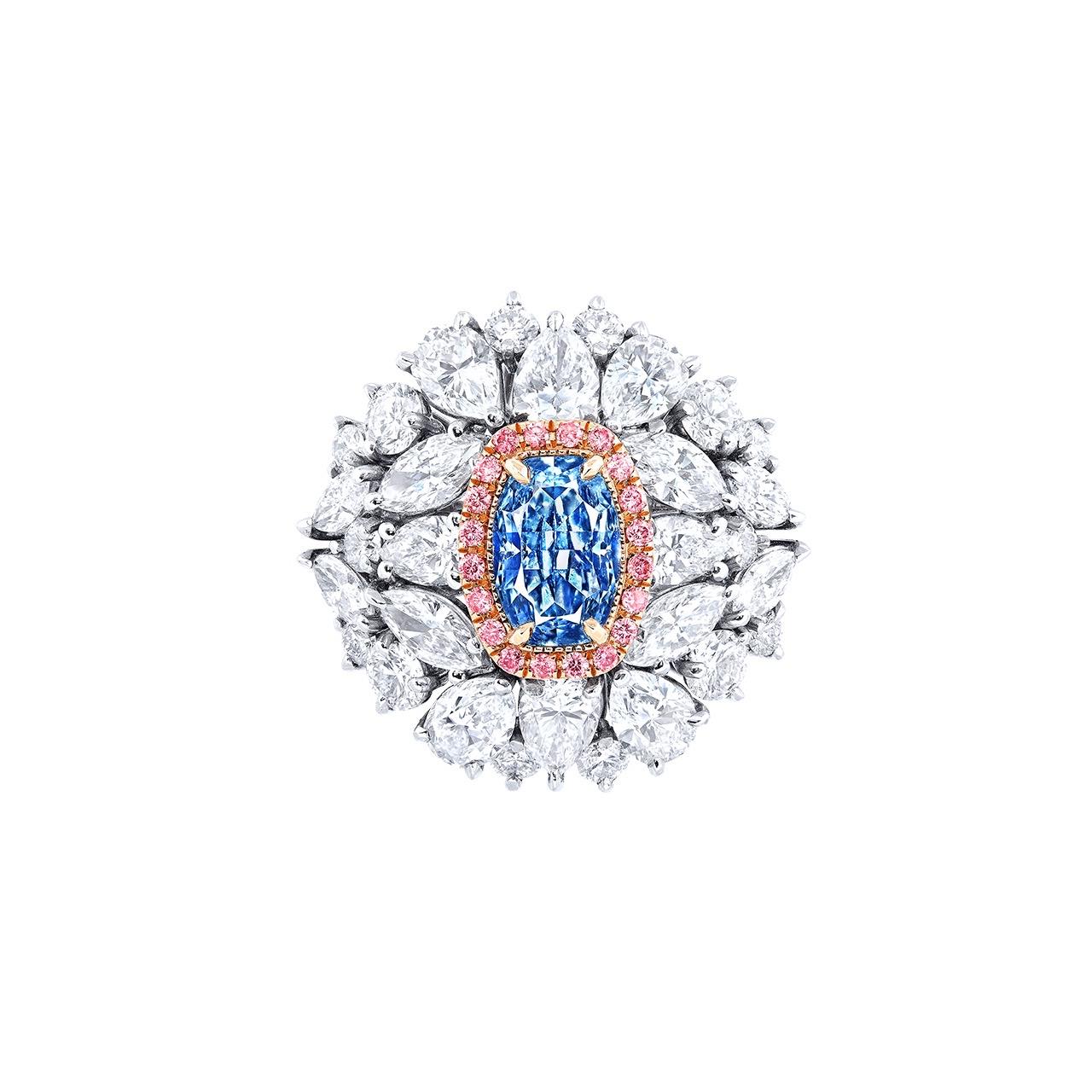 Aus dem Museumstresor von Emilio Jewelry in der berühmten New Yorker Fifth Avenue,
Center Stein: 1,20 Karat + Gia zertifiziert natürlichen Fancy Intense pure Blue VS1 CUSHION
Passend dazu: Weiße Diamanten insgesamt etwa 4,30 Karat, rosa Diamanten