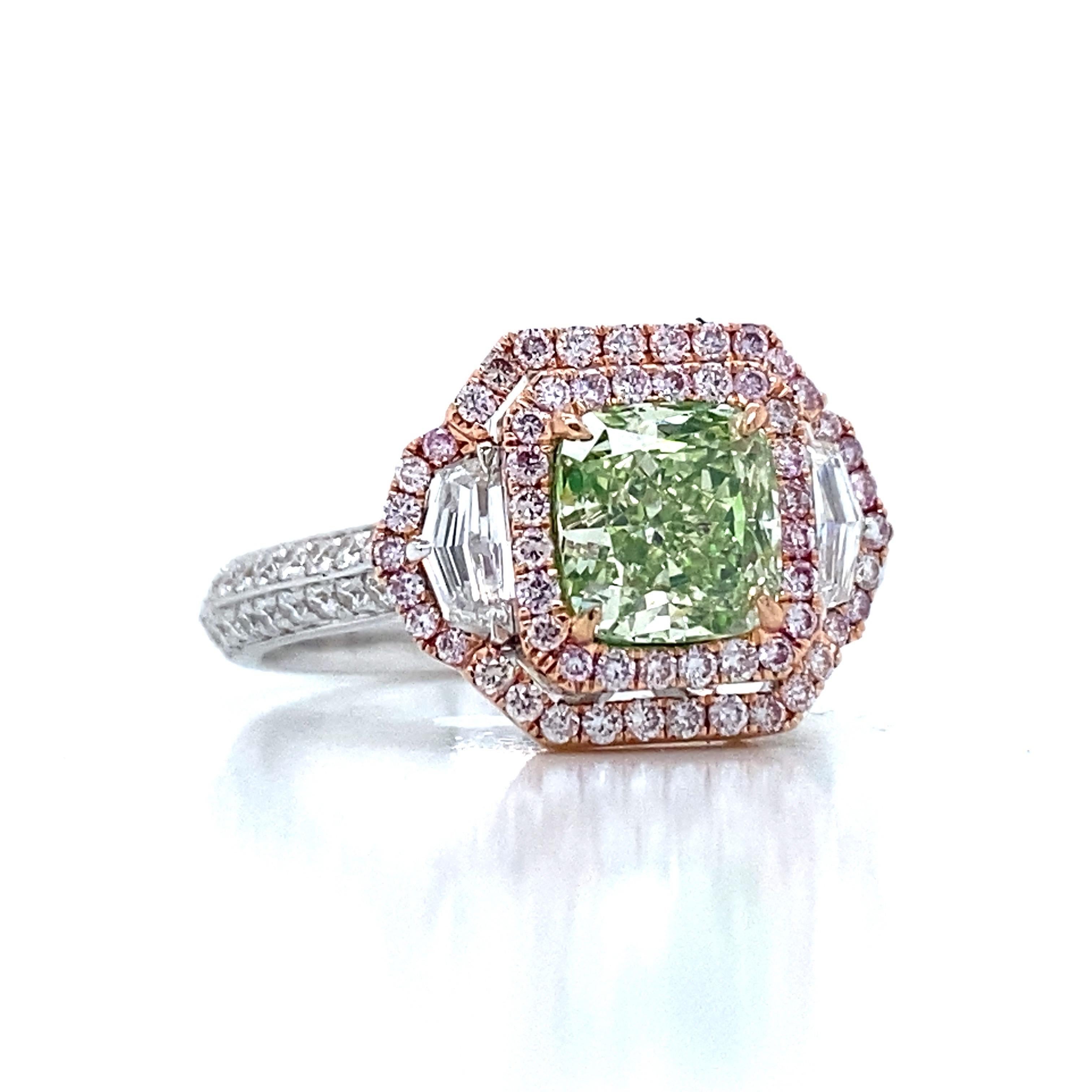 Aus dem Tresor von Emilio Jewelry in der berühmten New Yorker 5th Avenue,
Mit einem GIA-zertifizierten 1,20ct+schicken hellgrünen Diamanten mit bräunlichem Unterton
Eine zusätzliche  .57ct und .29ct, gefasst in dieser maßgefertigten Fassung in