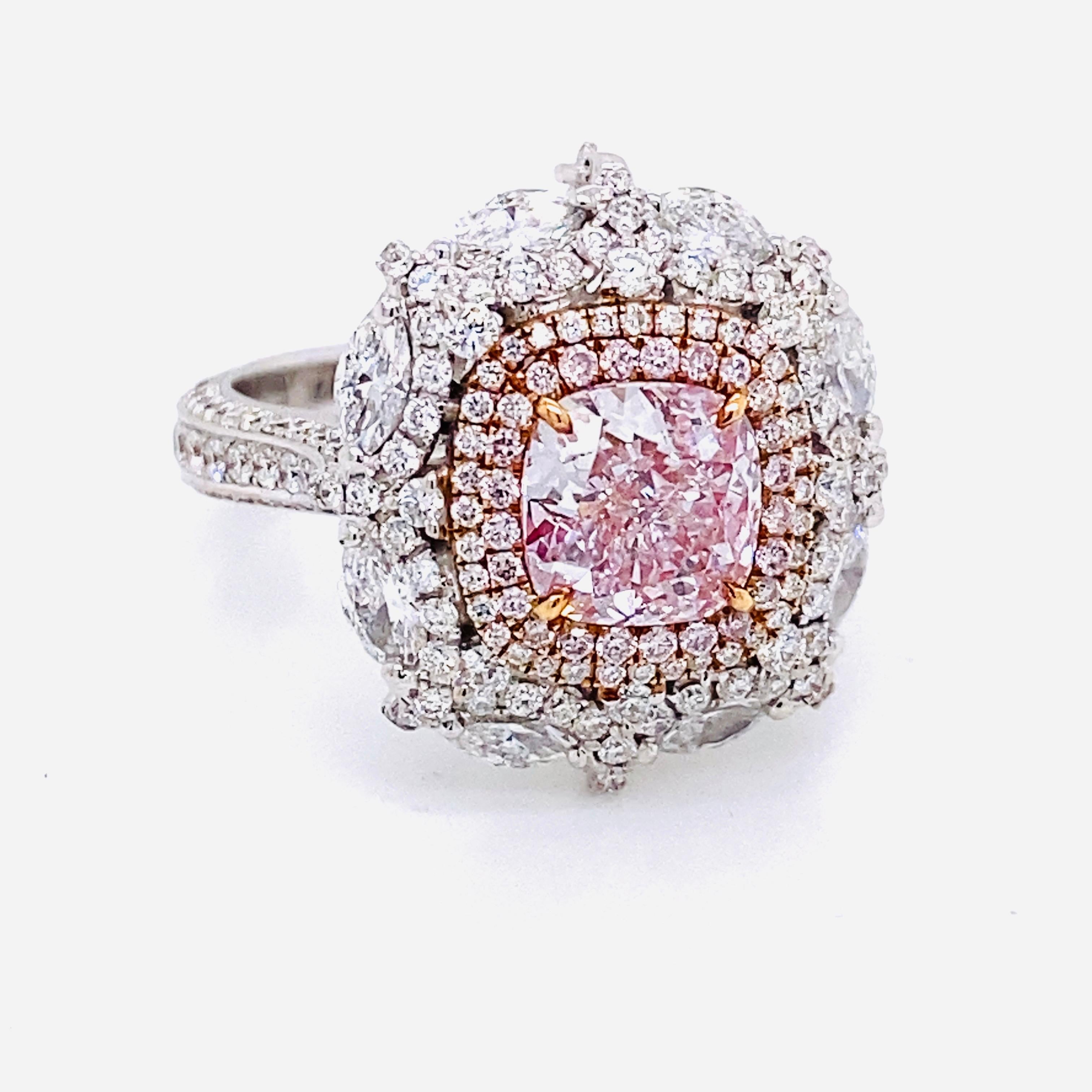 De la chambre forte d'Emilio Jewelry New York,
un magnifique diamant rose pur naturel certifié Gia de plus de 1,60 carats trône au centre de ce chef-d'œuvre. Grâce à l'expertise de l'Atelier Emilio Jewelry, après le sertissage, ce diamant rose nous