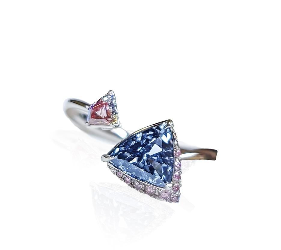 Pierre principale : 1,00+ carat Fancy Intense Blue VS2 MODIFIED TRIANGULAR MIXED CUT Monture : 1 diamant rose Argyle d'environ 0,25 carat, 10 diamants roses Argyle totalisant environ 0,07 carat, 5 diamants bleus Argyle totalisant environ 0,02 carat