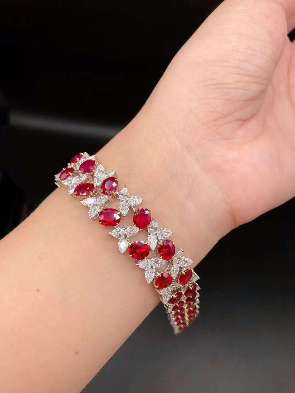 Von Emilio Jewelry, einem bekannten und angesehenen Großhändler mit Sitz auf der berühmten New Yorker Fifth Avenue, 
Das Museumsgewölbe mit den seltensten burmesischen Rubinen in einem einzigen Meisterwerk vereint! Jeder einzelne Rubin ist Grs