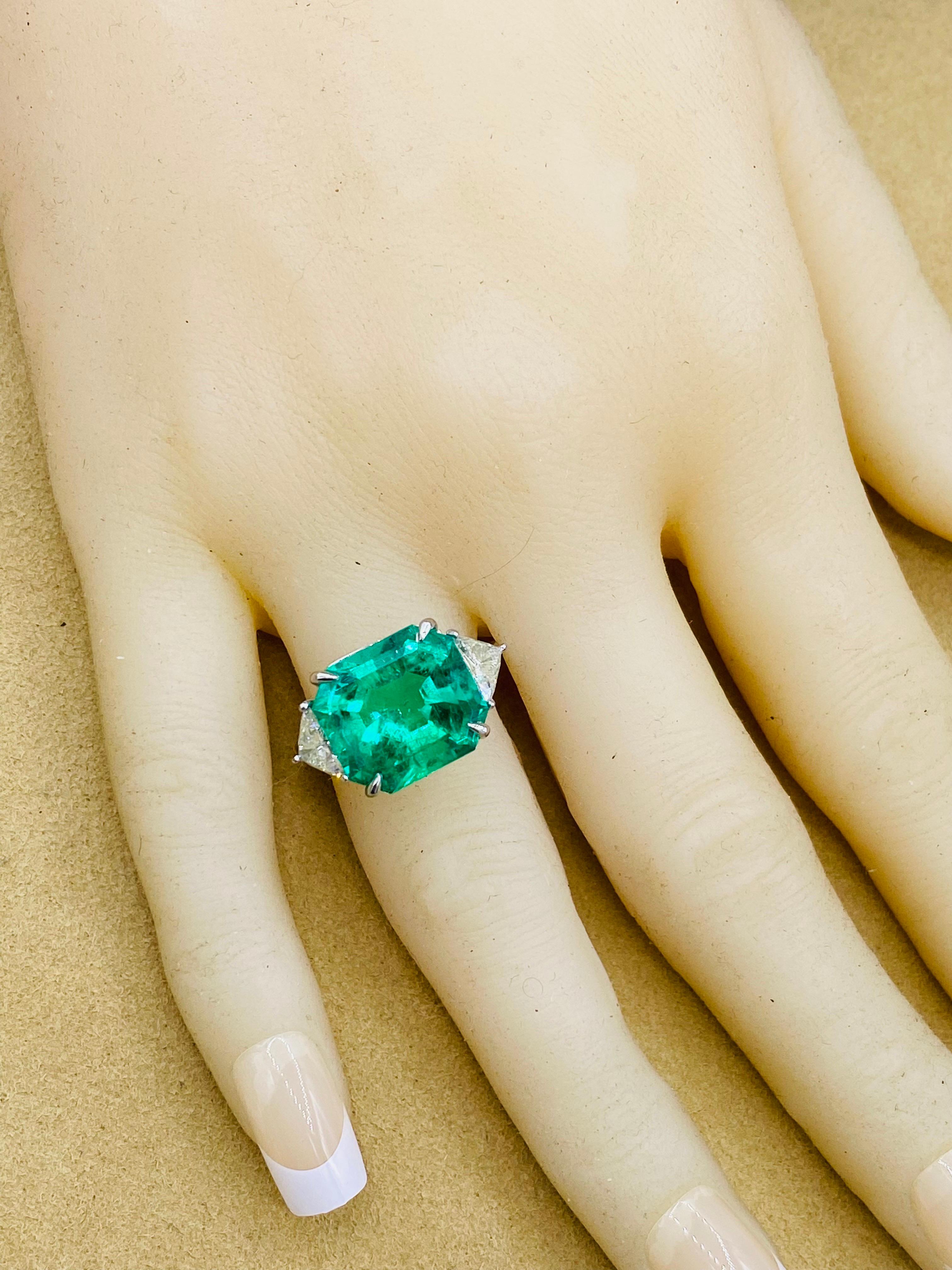 Women's or Men's Emilio Jewelry Gubelin Certified 10.02 Carat Muzo Colombian Emerald Ring For Sale