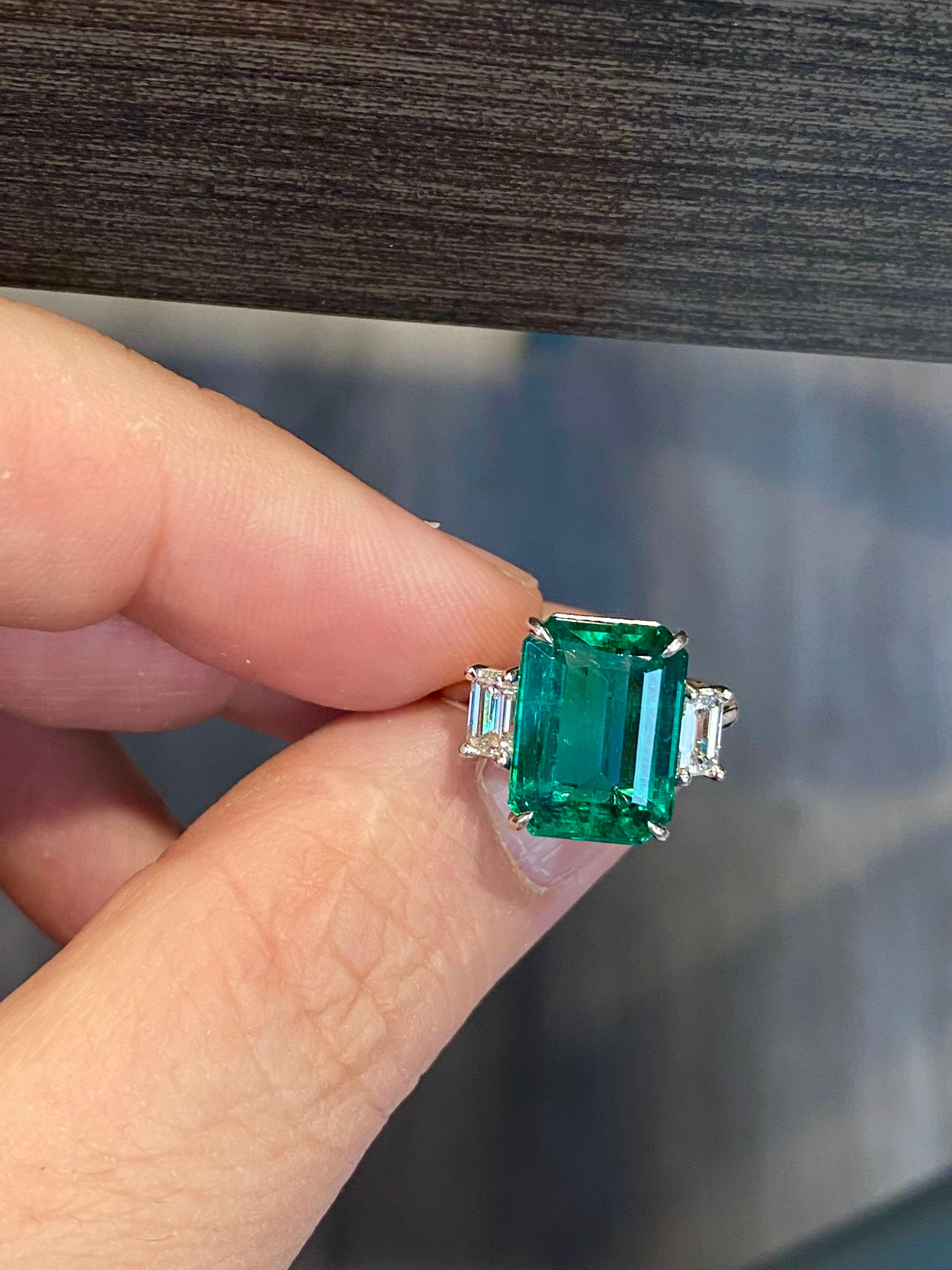 Emilio Jewelry Gubelin Certified 7.45 Carat Vivid Green Emerald Ring In New Condition For Sale In New York, NY