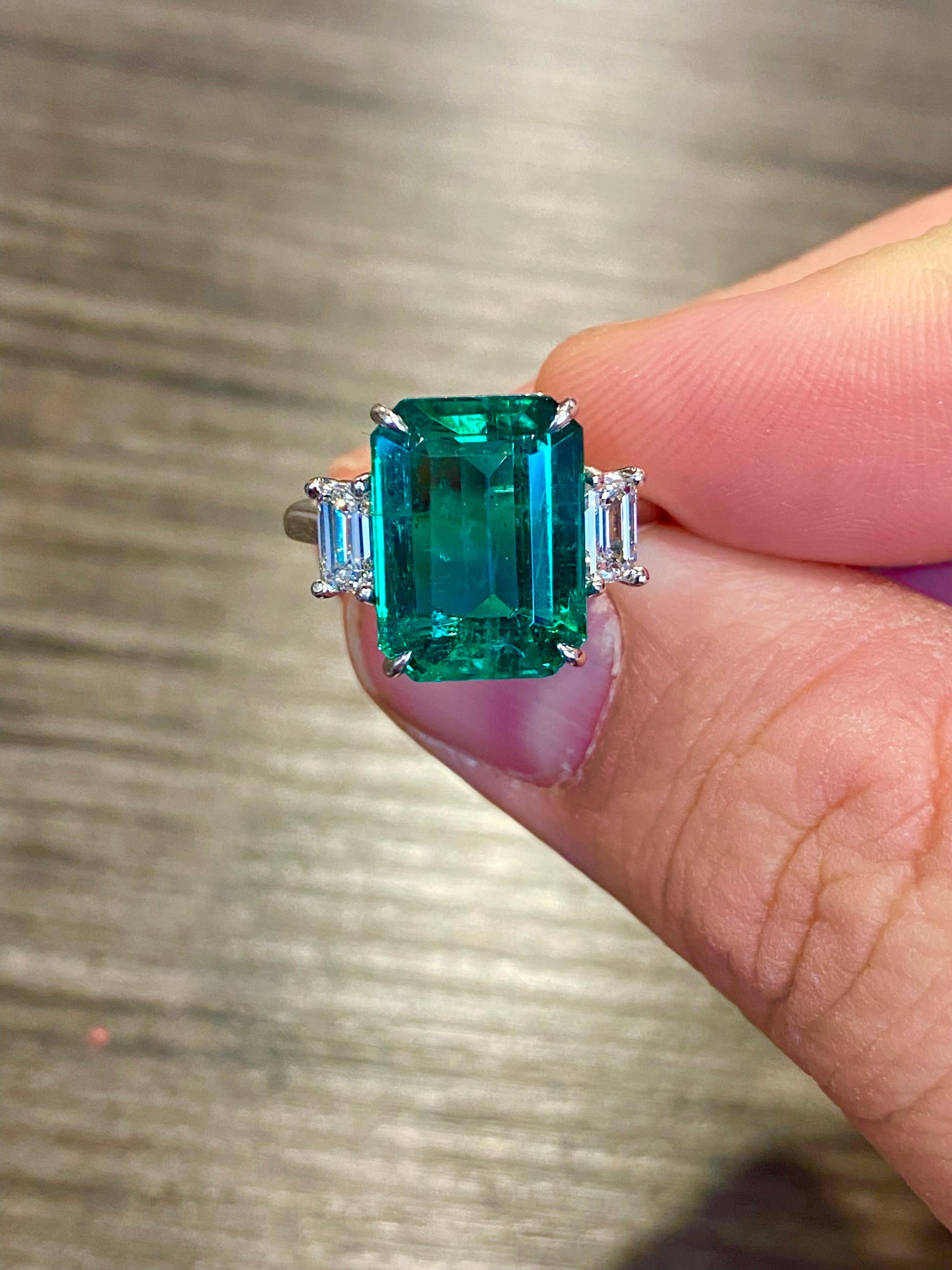 Women's or Men's Emilio Jewelry Gubelin Certified 7.45 Carat Vivid Green Emerald Ring For Sale