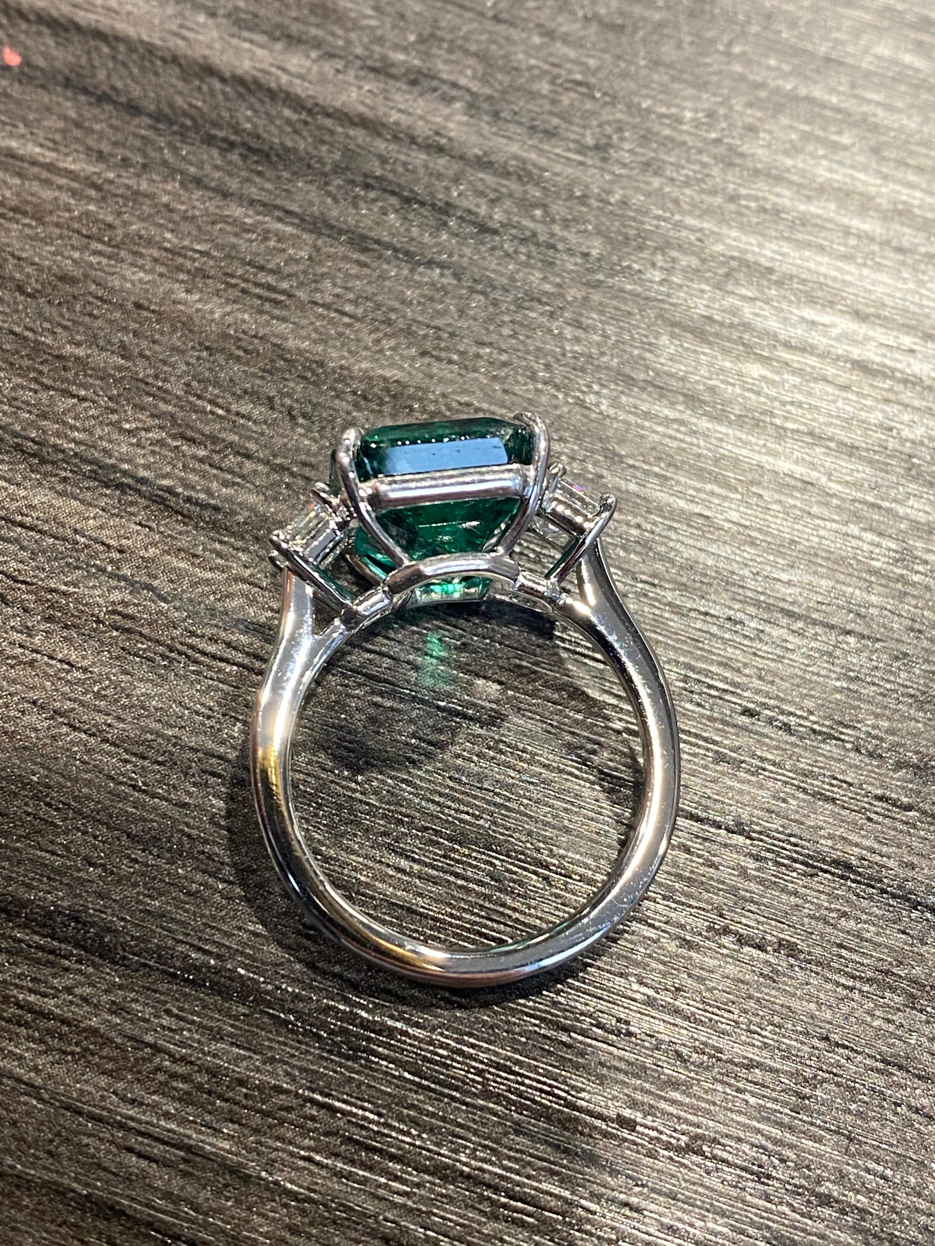 Emilio Jewelry Gubelin Certified 7.45 Carat Vivid Green Emerald Ring For Sale 1