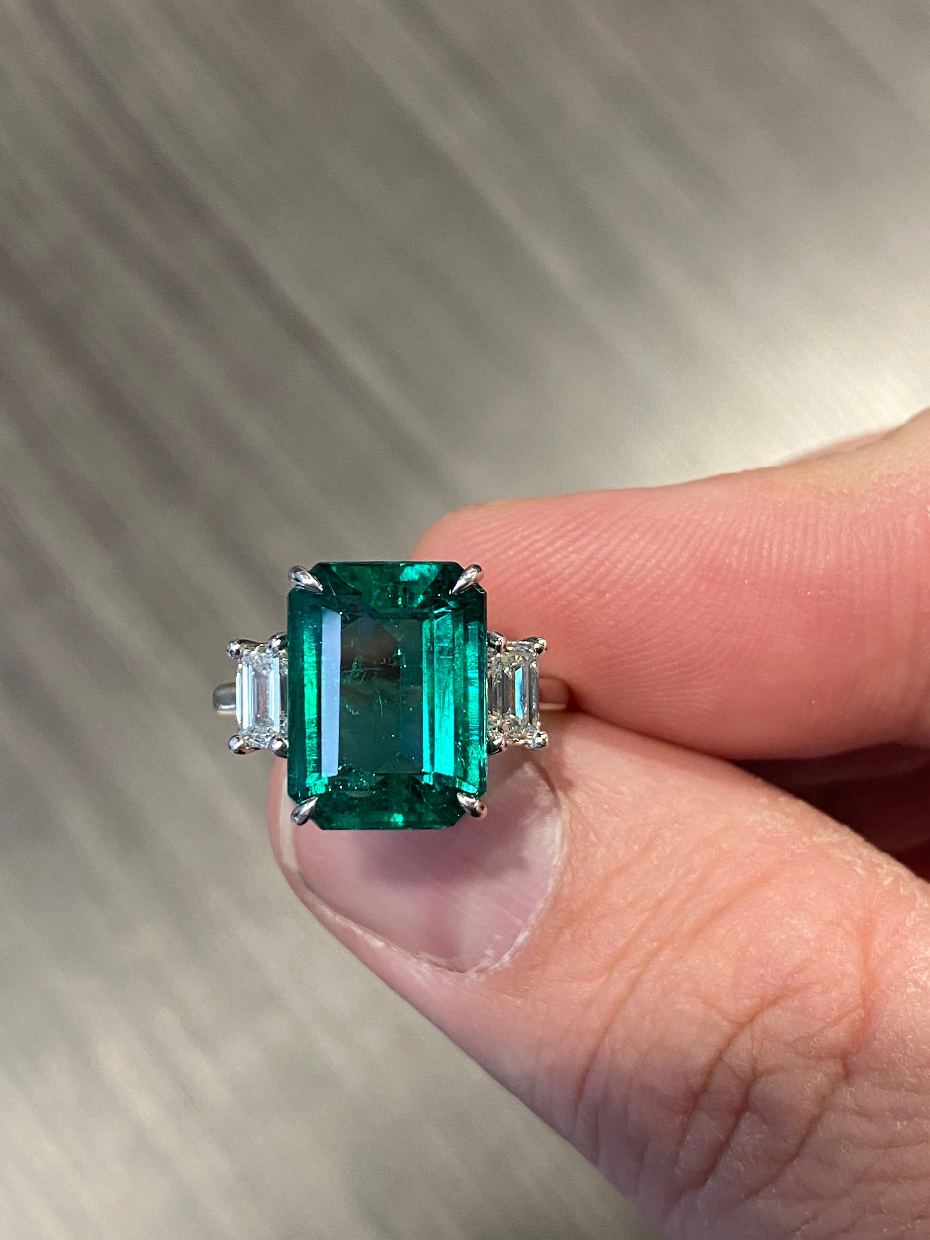 Emilio Jewelry Gubelin Certified 7.45 Carat Vivid Green Emerald Ring For Sale 2