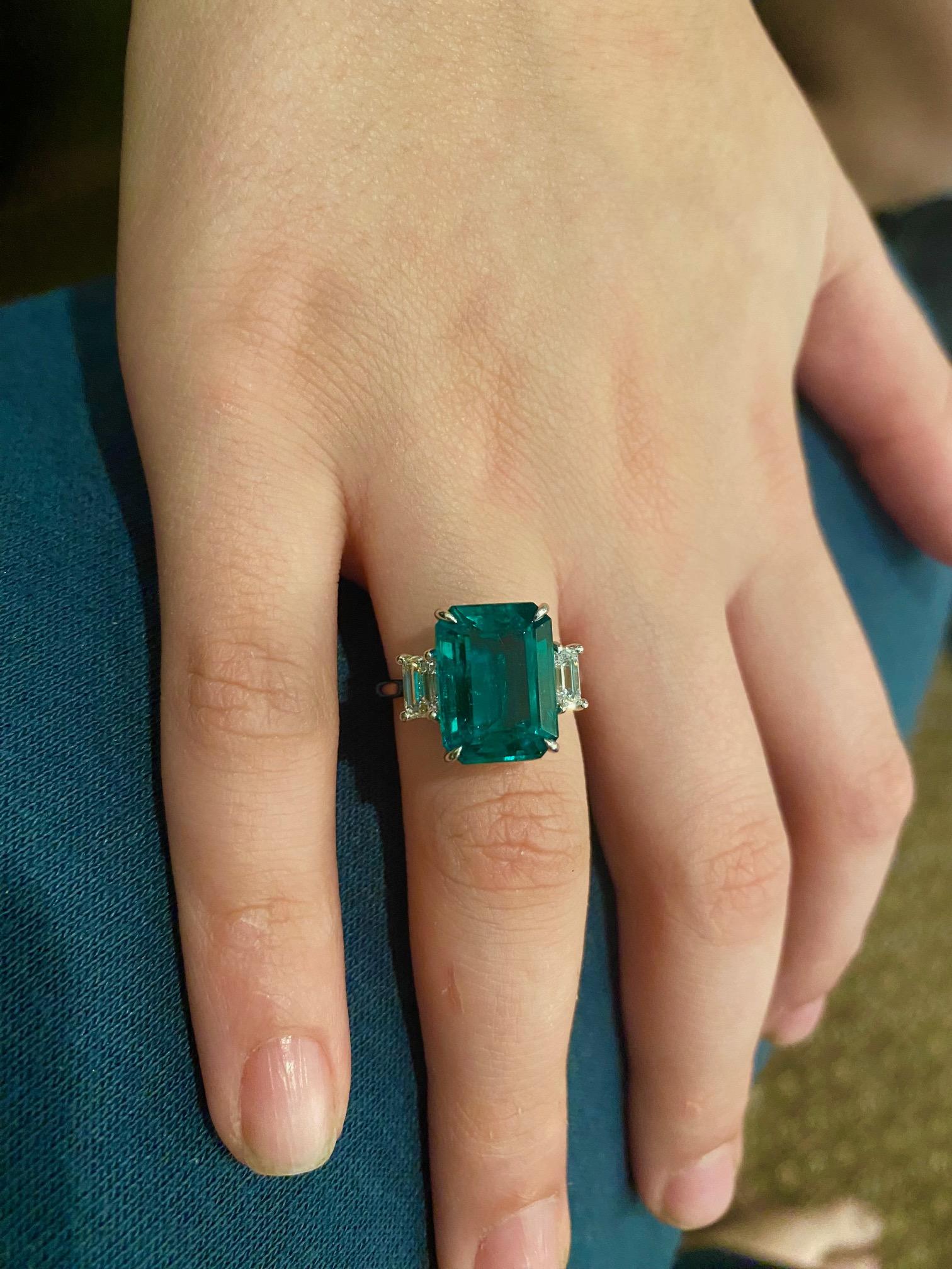 Emilio Jewelry Gubelin Certified 7.45 Carat Vivid Green Emerald Ring For Sale 3