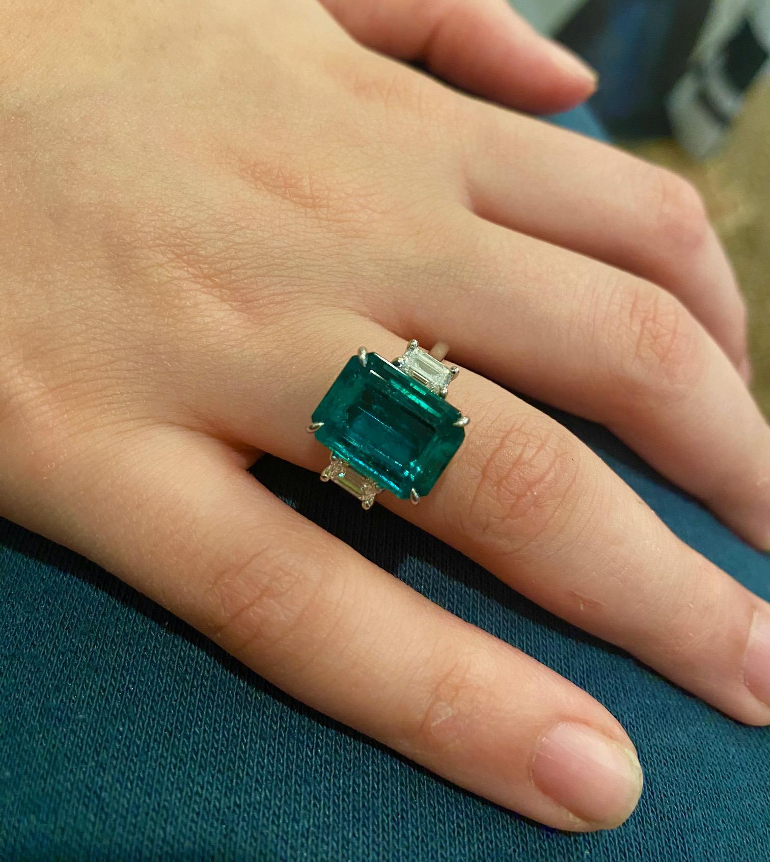 Emilio Jewelry Gubelin Certified 7.45 Carat Vivid Green Emerald Ring For Sale 4