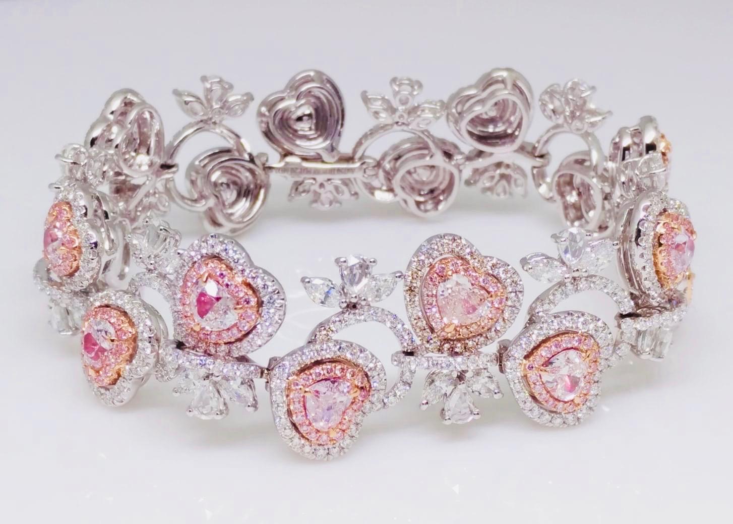 Aus dem Emilio Jewelry Vault, präsentiert ein wunderschönes rosa Diamantarmband mit natürlichen, herzförmigen rosa Diamanten. Bitte fragen Sie uns nach weiteren Informationen. 
Natürliche blaue, rosafarbene und grüne Diamanten sind äußerst selten,