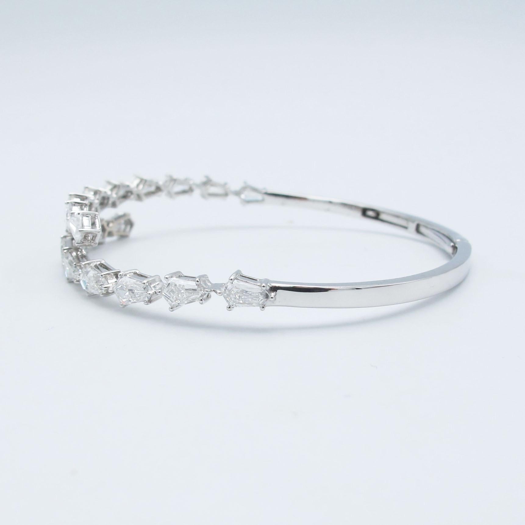 Emilio Jewelry Kite Diamond Bangle  In New Condition For Sale In New York, NY