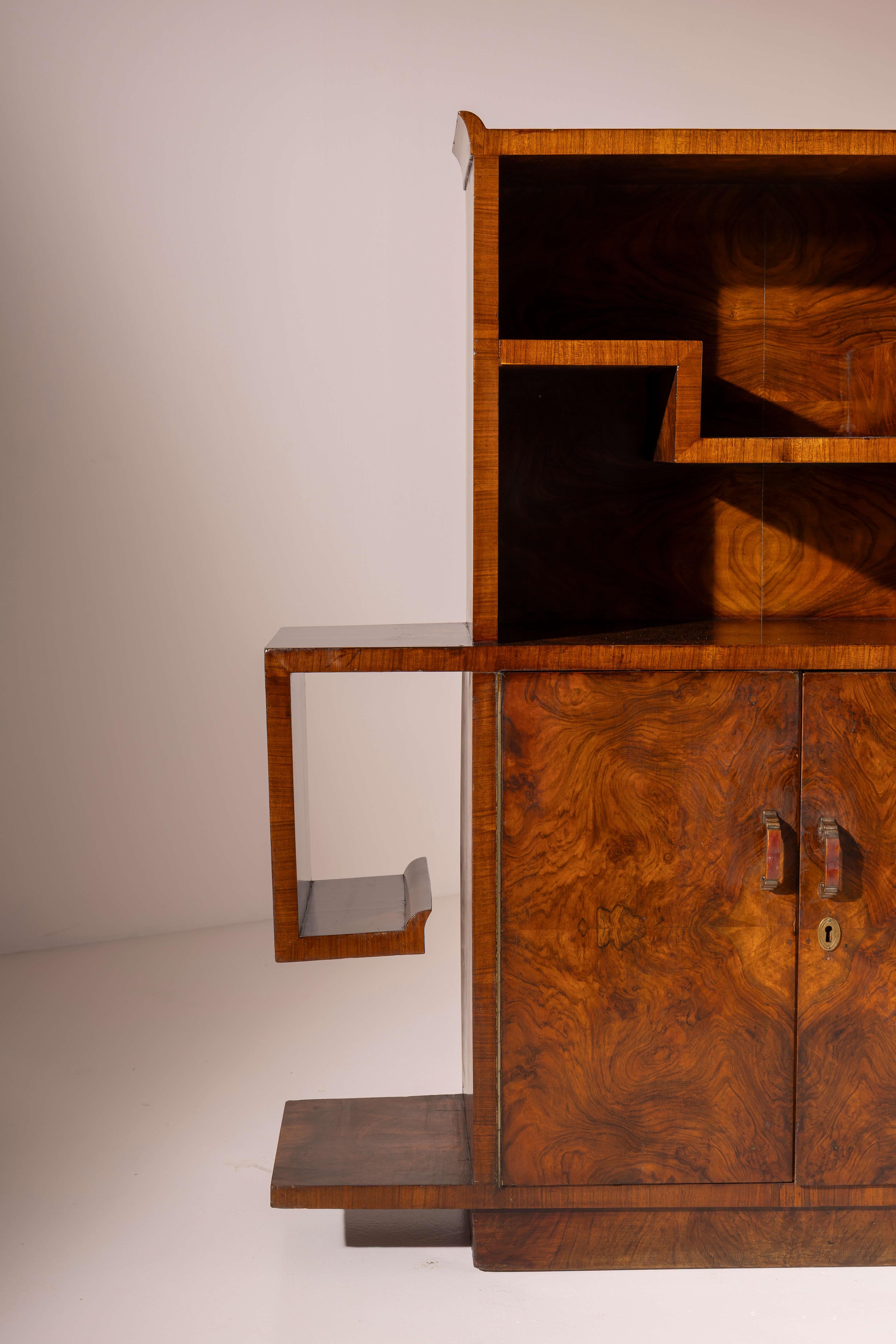Art Deco Emilio Lancia display cabinet in walnut and walnut burl, Italy, 1930s For Sale