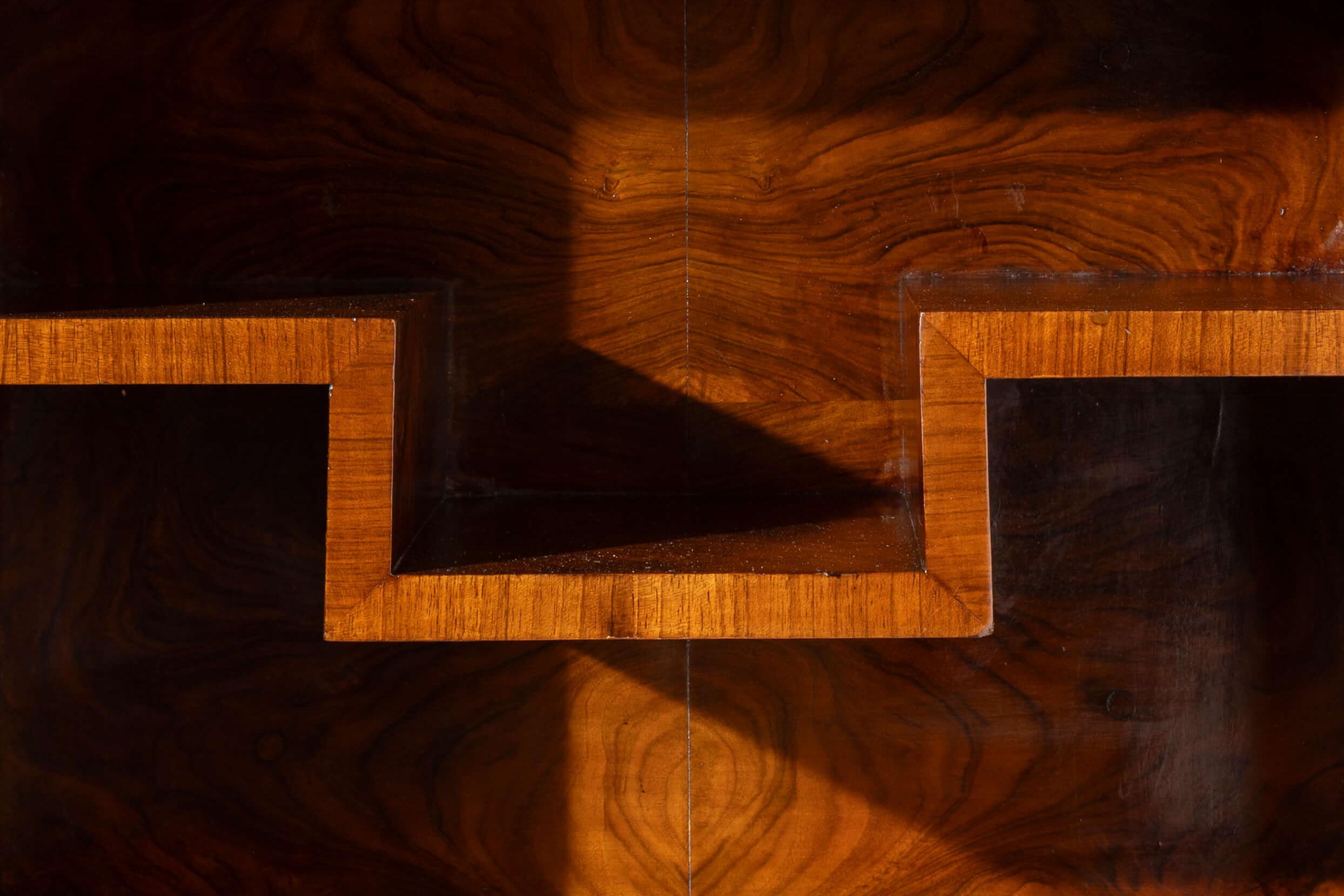 Italian Emilio Lancia display cabinet in walnut and walnut burl, Italy, 1930s For Sale