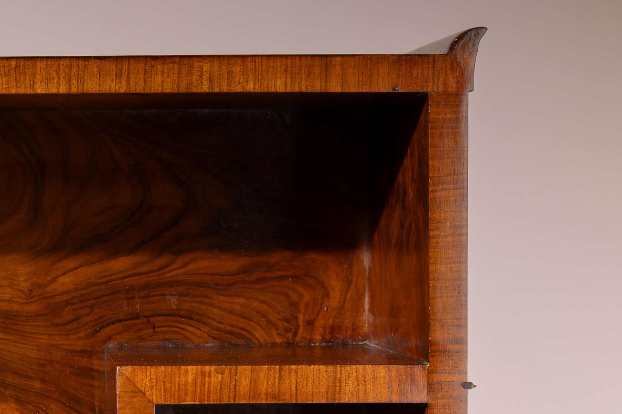 Emilio Lancia display cabinet in walnut and walnut burl, Italy, 1930s In Good Condition For Sale In Chiavari, Liguria