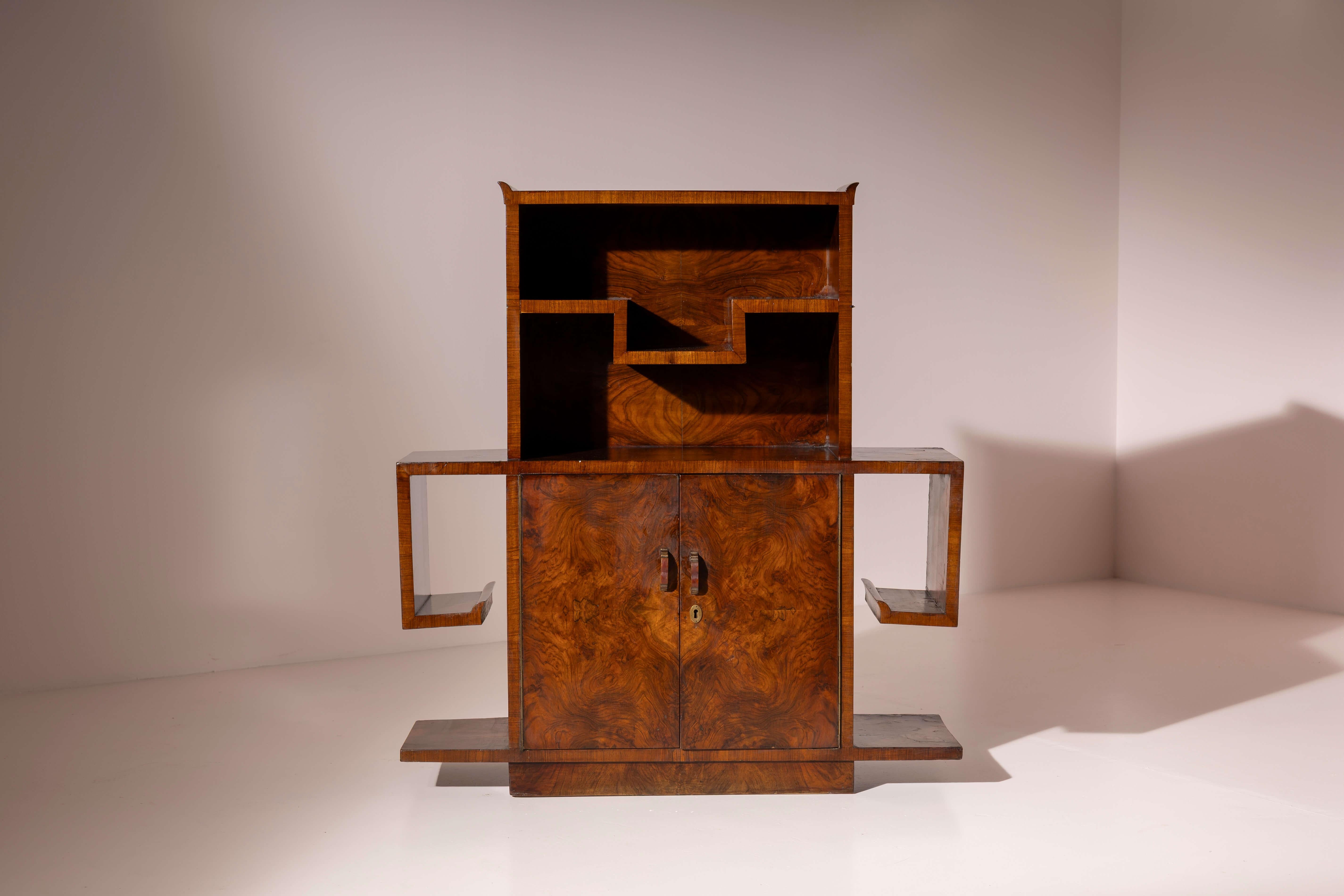 Mid-20th Century Emilio Lancia display cabinet in walnut and walnut burl, Italy, 1930s For Sale