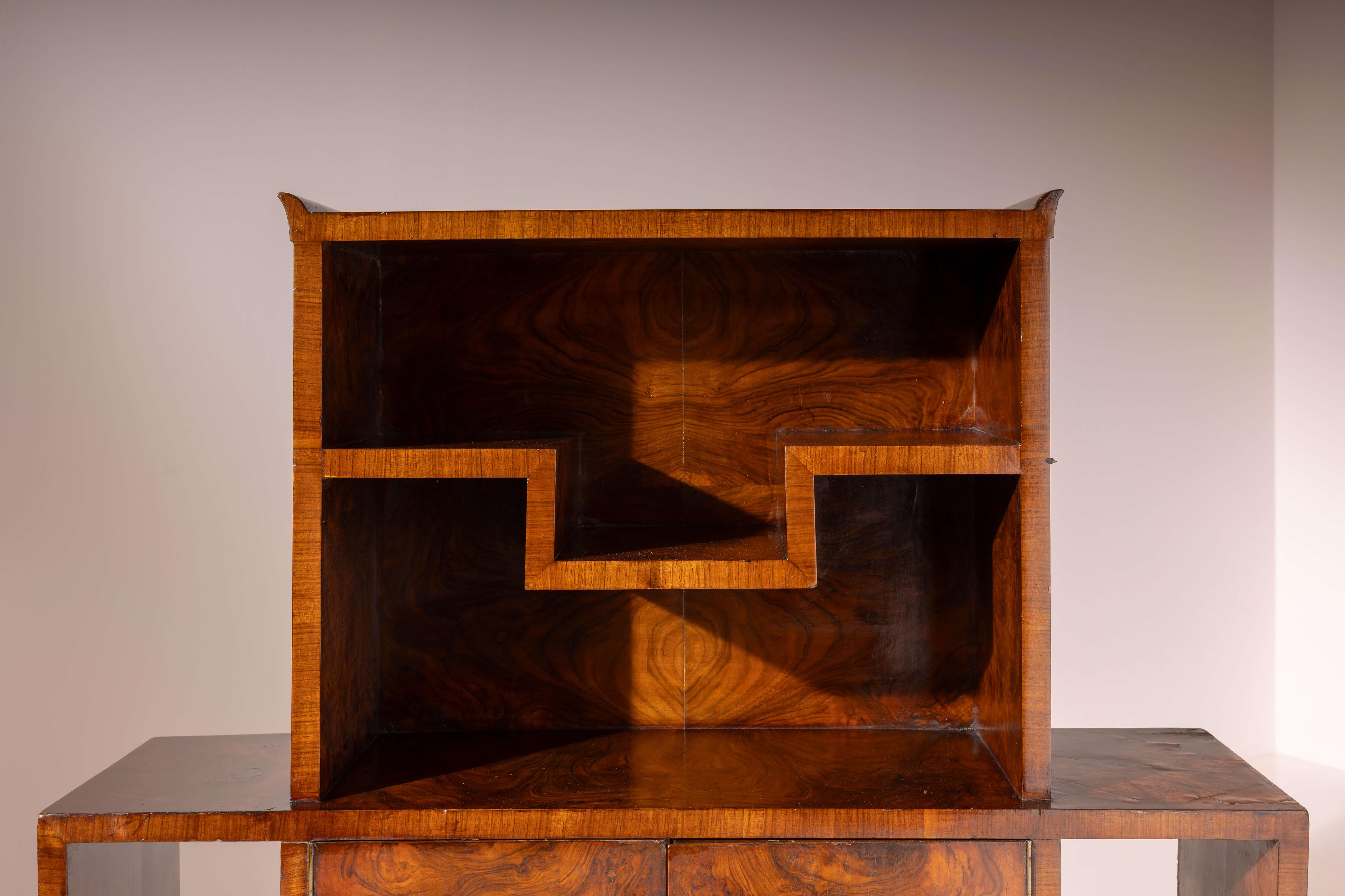 Emilio Lancia display cabinet in walnut and walnut burl, Italy, 1930s For Sale 1