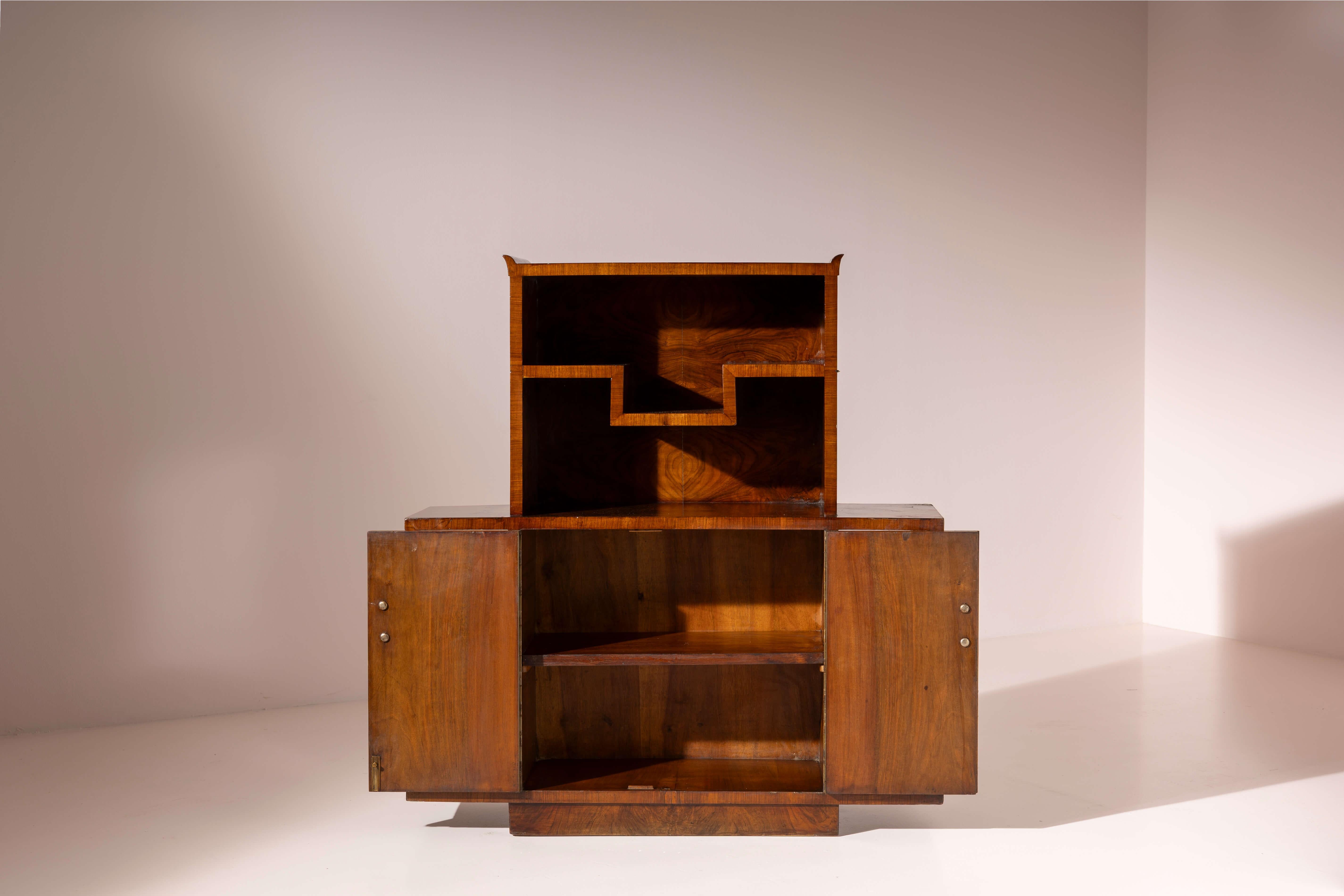 Emilio Lancia display cabinet in walnut and walnut burl, Italy, 1930s For Sale 2