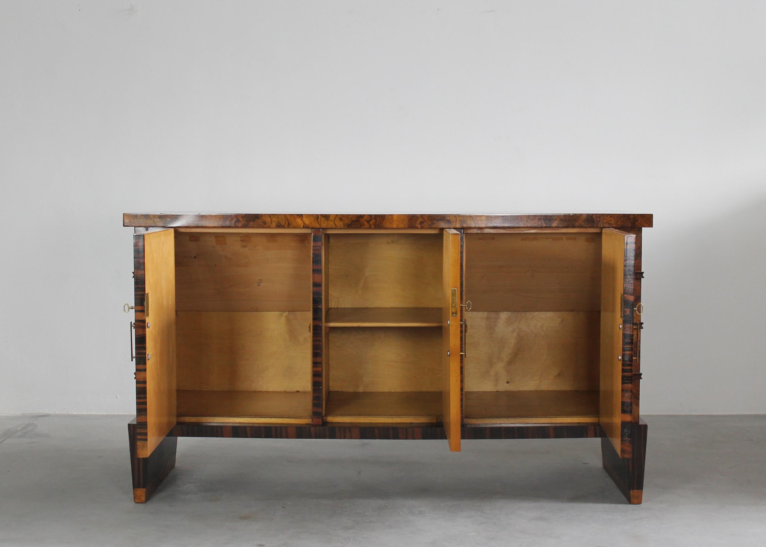 Emilio Lancia Large Sideboard in Walnut Wood Italian Manufacture 1930s In Good Condition For Sale In Montecatini Terme, IT