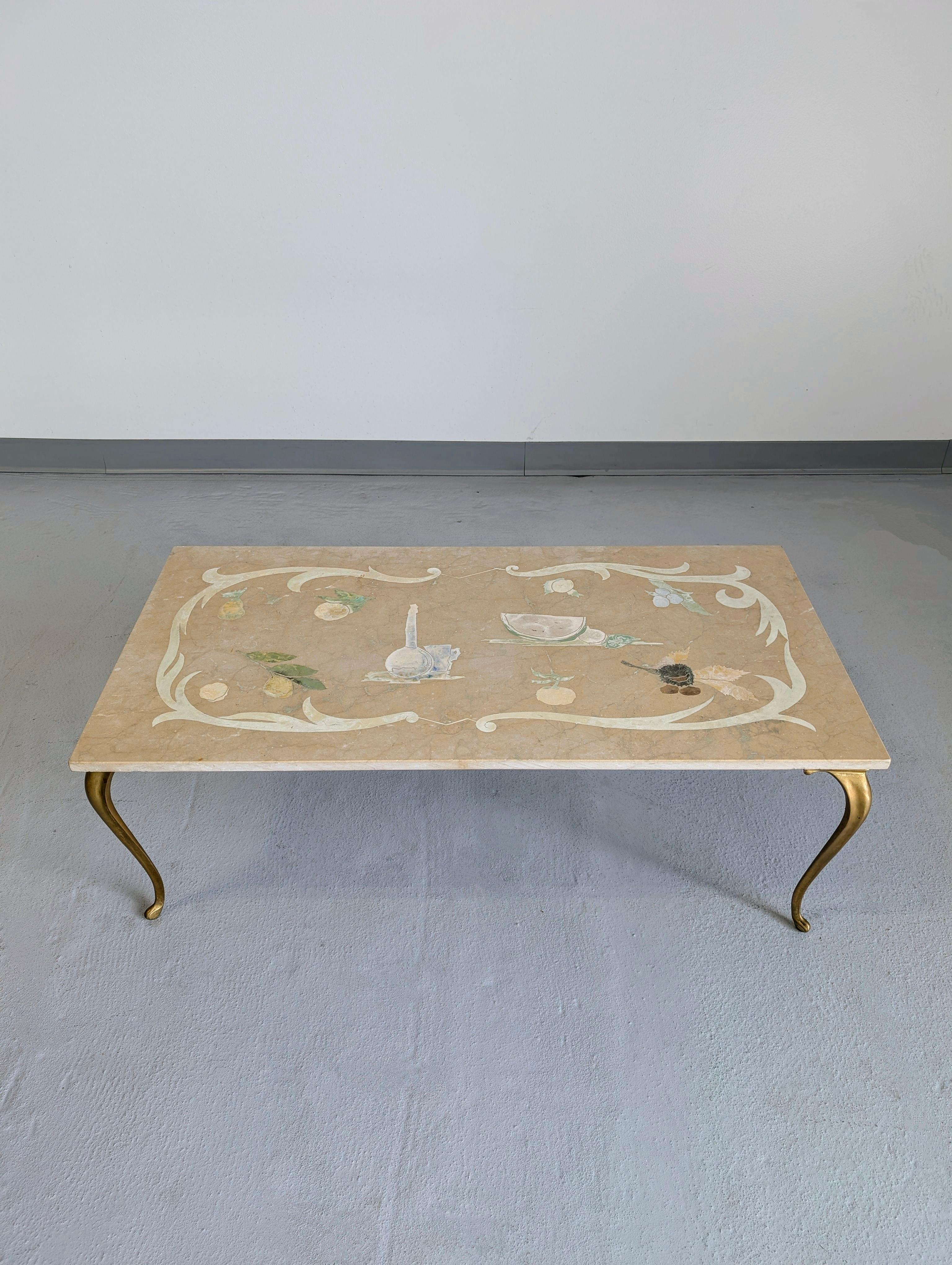 Table basse vintage en marbre Florentine peint à la main par l'artiste Emilio Martelli. La dalle est posée sur un cadre avec des pieds en laiton. Le processus de scagliola utilise un mélange de poussière de marbre, de coquillages broyés et de