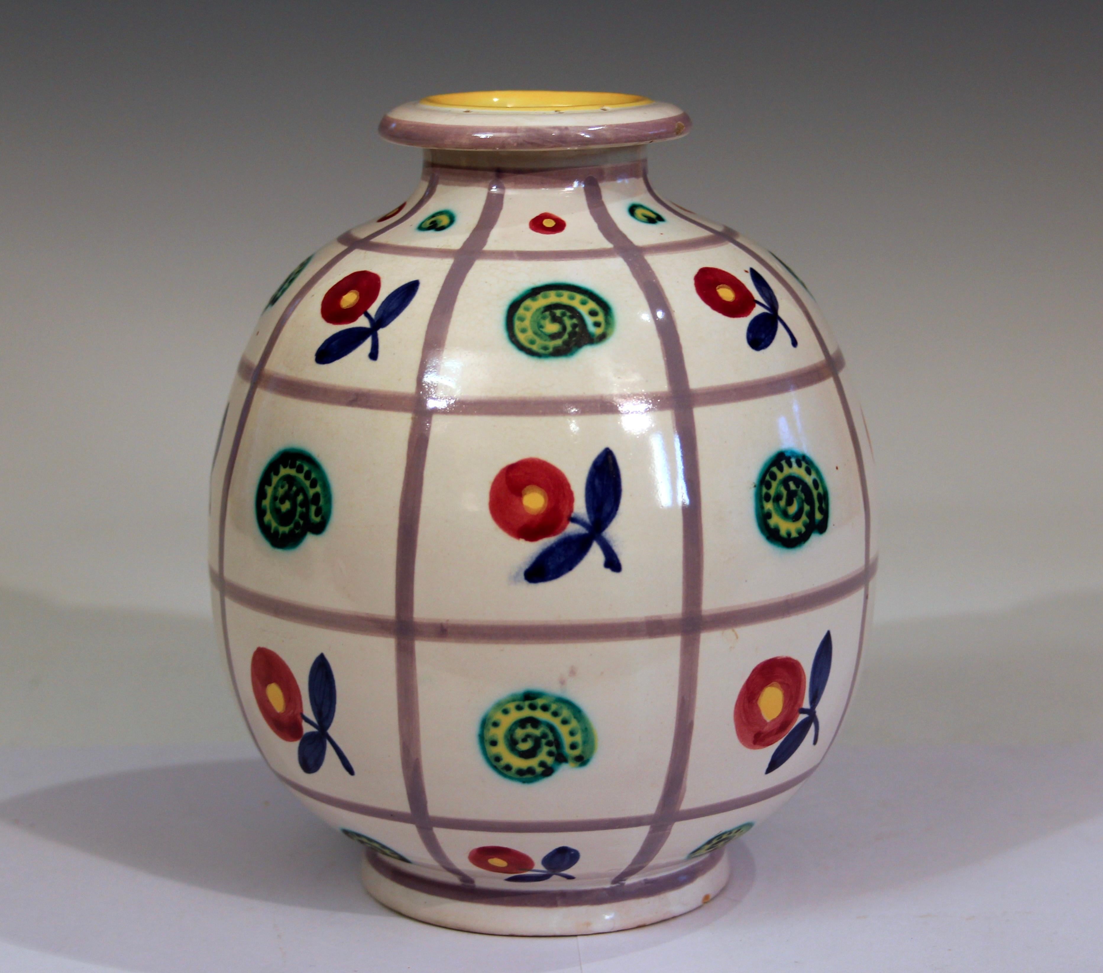 Charming vintage Emilio Polci vase with grid pattern of flowers and snails, circa early/mid 20th century. Measures: 6 3/4