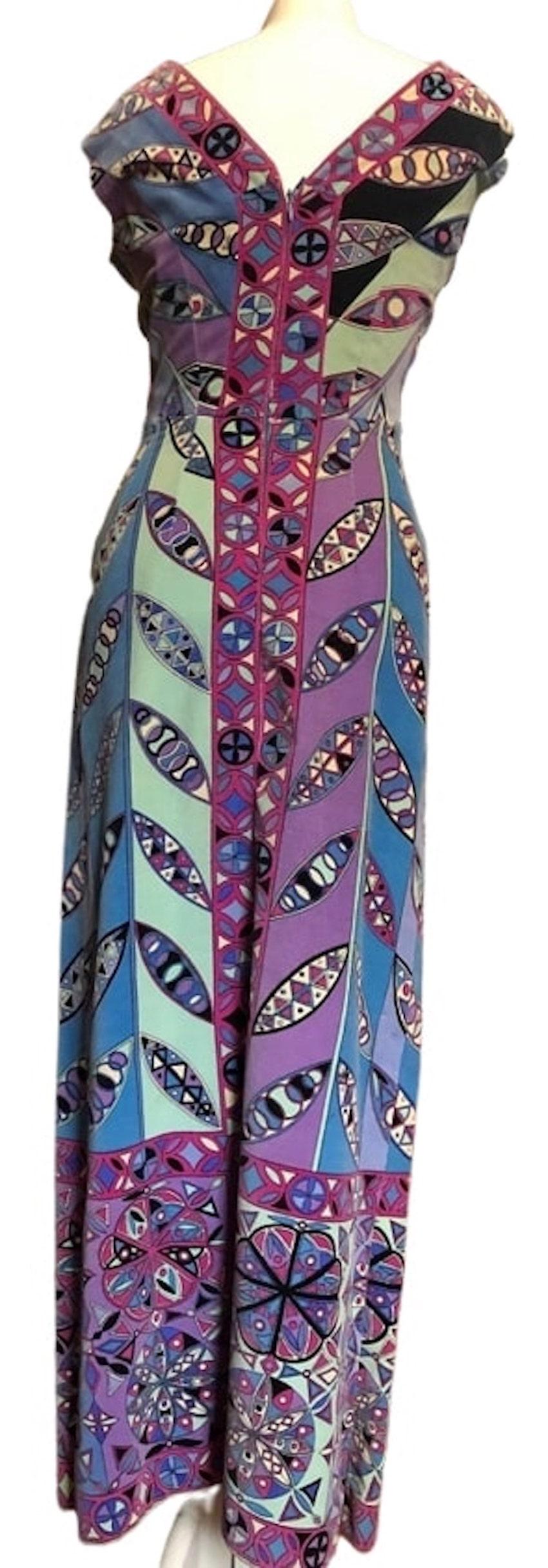 EMILIO PUCCI 1960er Jahre Mehrfarbiges langes Kleid mit V-Ausschnitt und Signaturdruck 
Ein wunderschönes Emilio Pucci Vintage-Kleid mit abstrakten Motiven. Es ist ein mehrfarbiges Kleid mit erstaunlichen Farbtönen mit Emilio Pucci Signatur alle