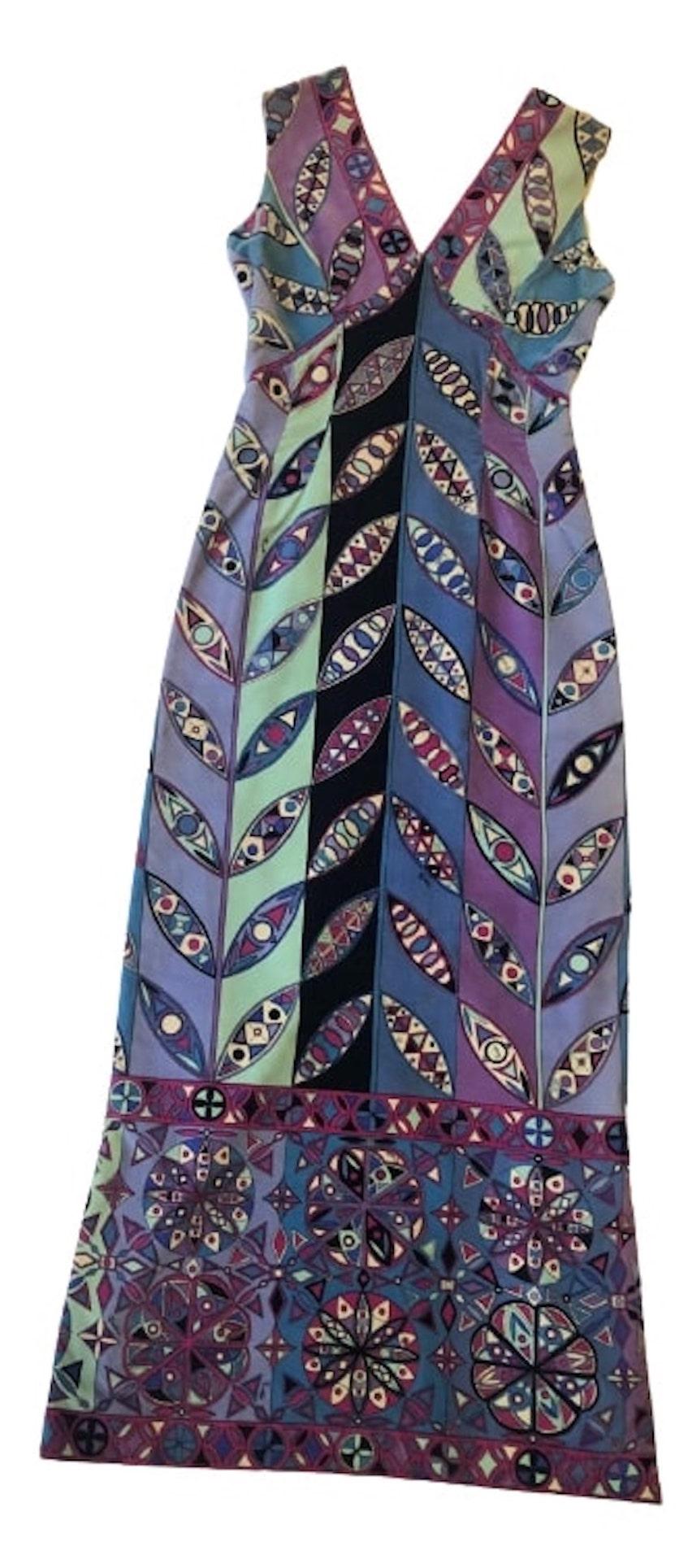 EMILIO PUCCI 1960er Jahre Mehrfarbiges langes Kleid mit V-Ausschnitt und Signaturdruck  im Zustand „Relativ gut“ im Angebot in London, GB