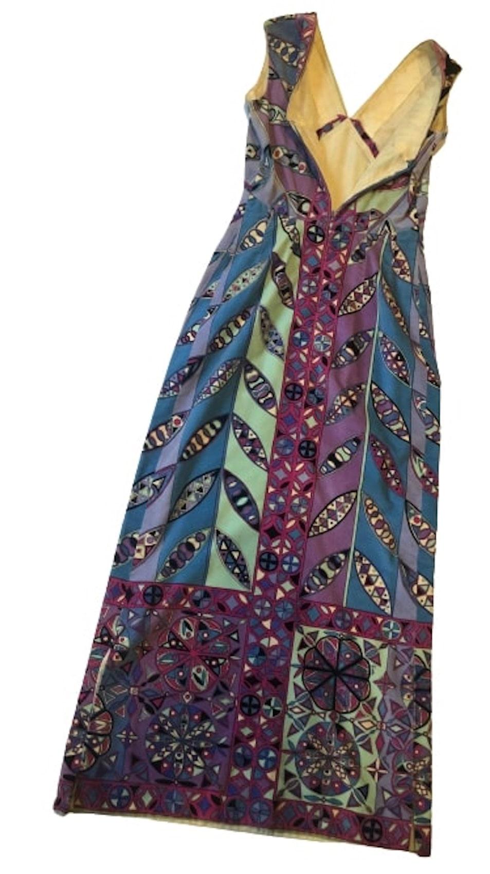 EMILIO PUCCI 1960er Jahre Mehrfarbiges langes Kleid mit V-Ausschnitt und Signaturdruck  Damen im Angebot