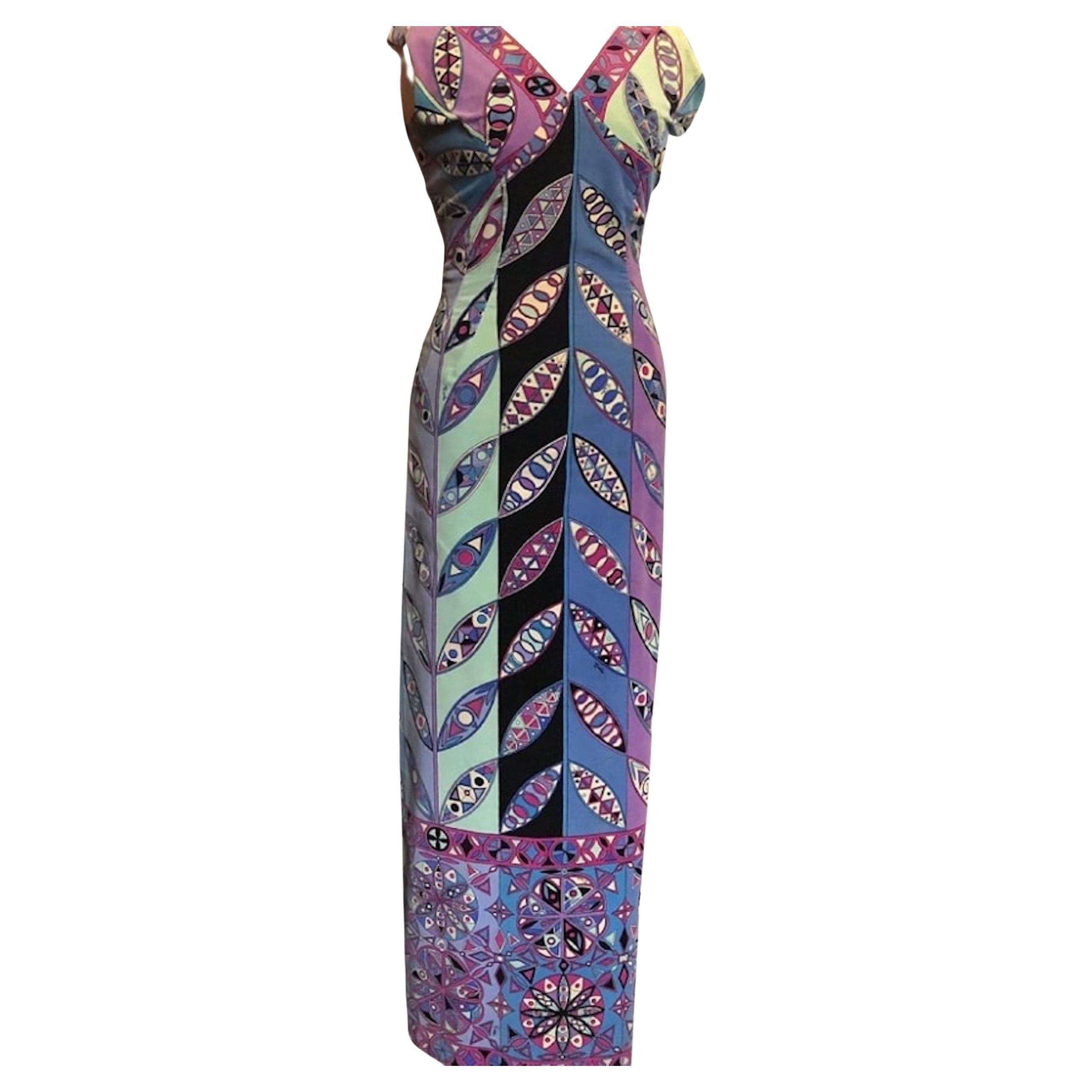 EMILIO PUCCI 1960er Jahre Mehrfarbiges langes Kleid mit V-Ausschnitt und Signaturdruck  im Angebot