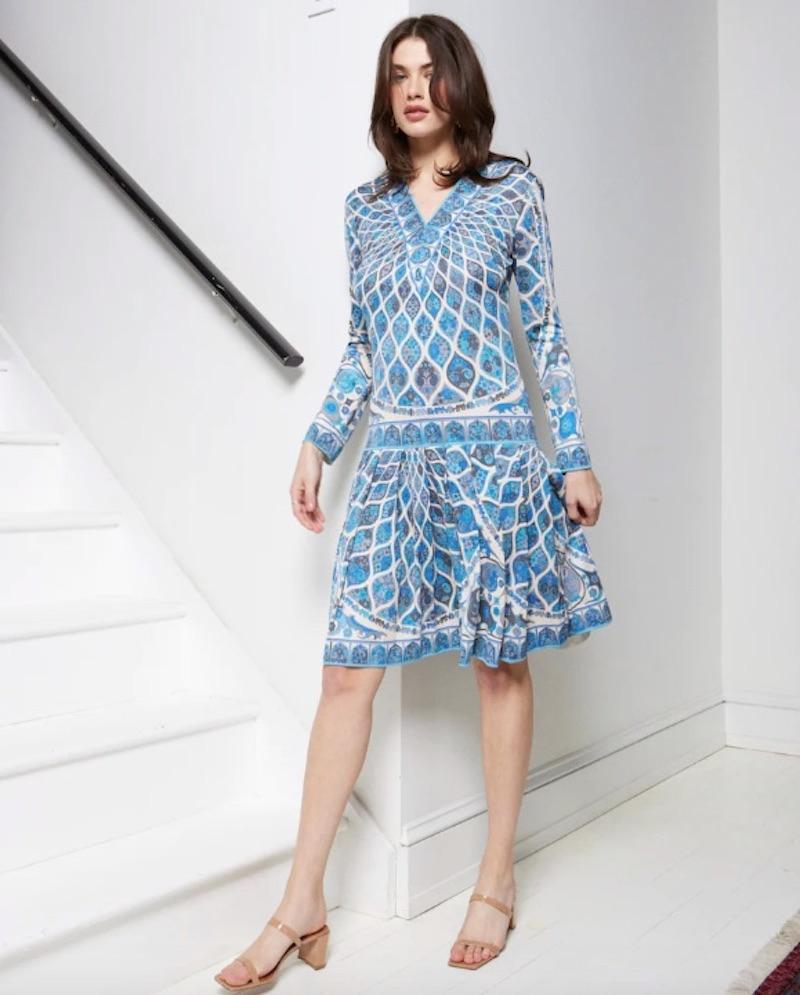 Atemberaubend 1970er Emilio Pucci Blau gedruckt V-Ausschnitt Seidenjersey Kleid mit Drop Taille und Faltenrock. Ein ikonischer Druck und eine schmeichelhafte Silhouette ergeben ein zeitloses Kleid, das nie aus der Mode kommt. Ausgezeichneter Vintage