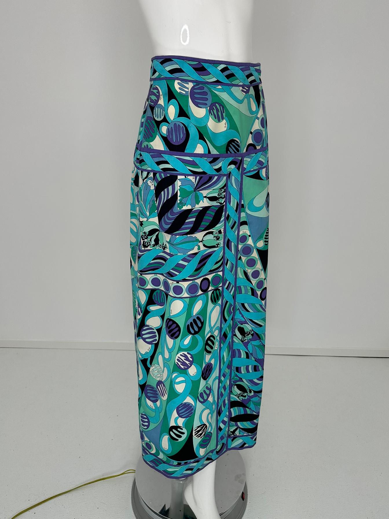 Emilio Pucci, Vivara de los años 70, en sarga de algodón azul estampada, canesú a la cadera, maxifalda marcada en la talla 10. Preciosa falda para los días de verano. Cintura con banda estampada y canesú ancho en la cadera. La falda está dividida