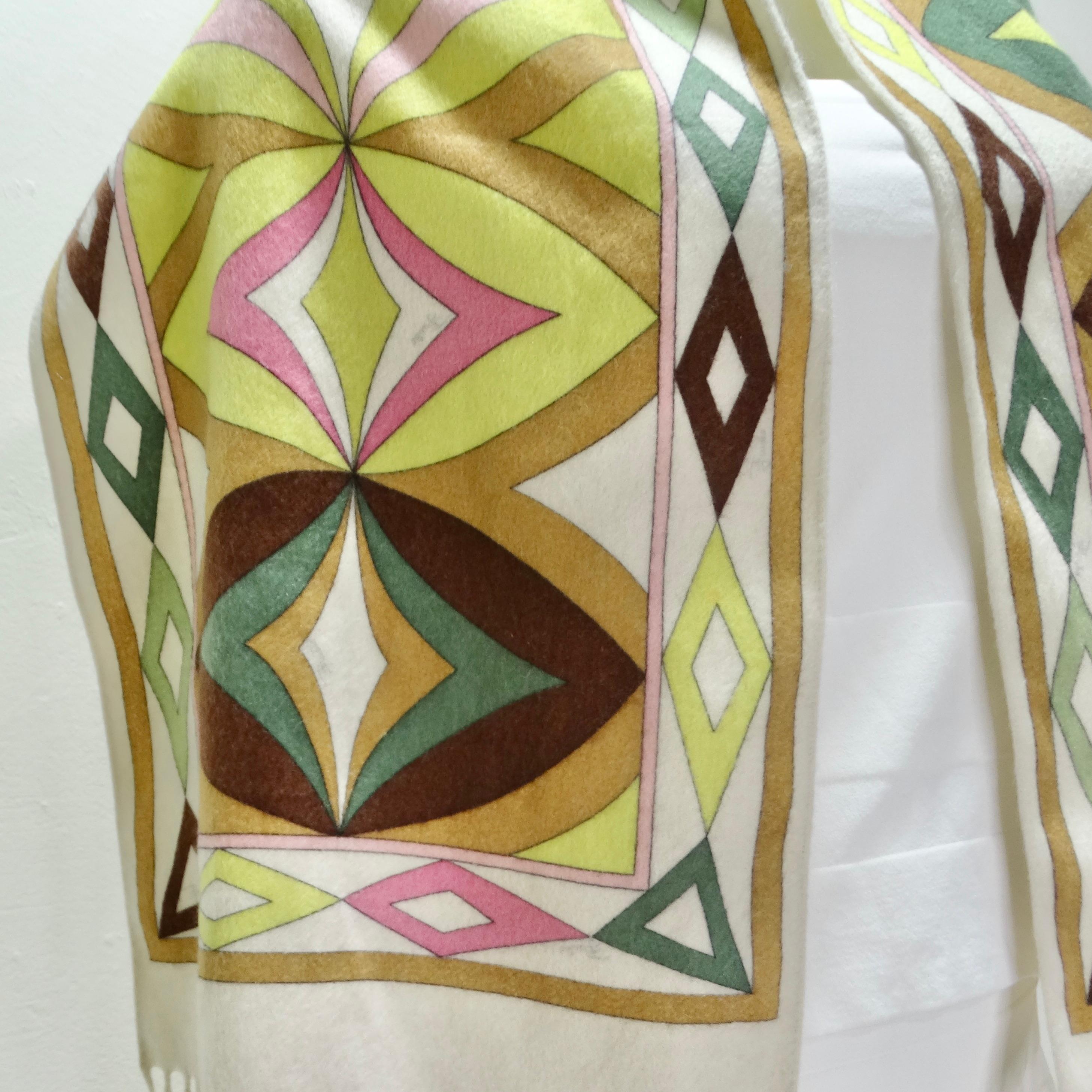 L'écharpe en cachemire Emilio Pucci des années 1980 n'est pas seulement un accessoire, c'est aussi une œuvre d'art. Cette luxueuse écharpe en cachemire présente une base blanche ornée d'un imprimé abstrait signé Pucci dans des verts, des roses et