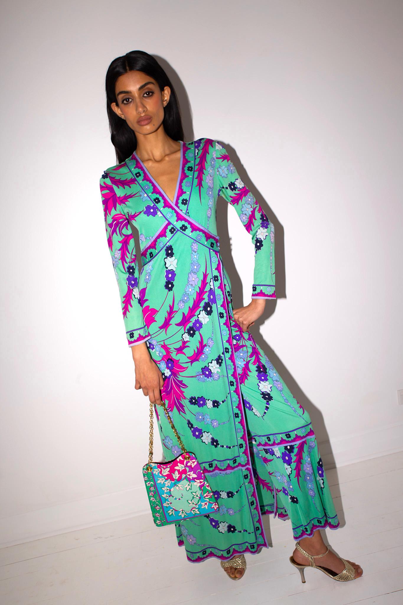 Questo rarissimo pezzo degli anni '60 di Emilio Pucci ha un segreto: a prima vista sembra un maxi abito, ma in realtà è una tuta con favolosi pantaloni palazzo che si rivelano quando chi la indossa si muove. Realizzato in Italia con un morbido e