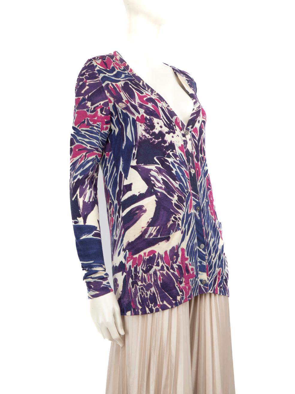 El ESTADO es Muy bueno. El cárdigan presenta un desgaste mínimo y una marca en la tapeta de botones delantera derecha de este artículo de segunda mano del diseñador Emilio Pucci. Ten en cuenta que faltan las etiquetas de talla y composición del