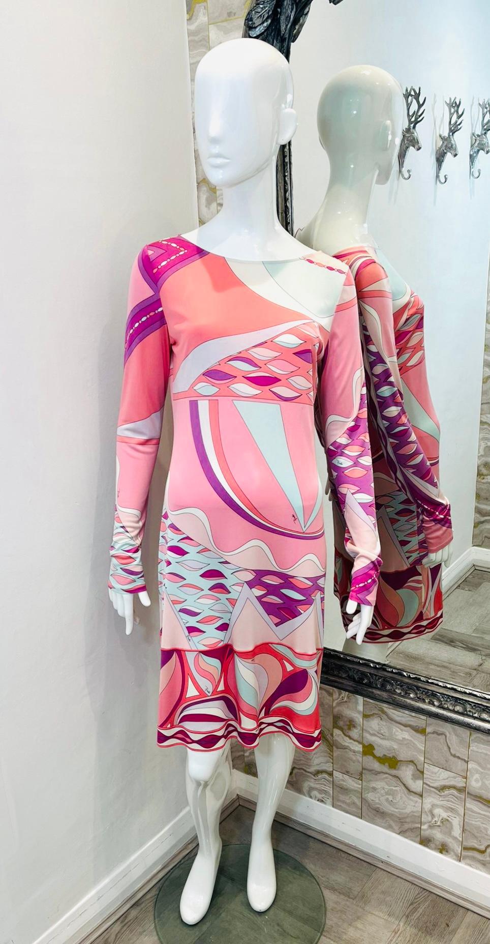Emilio Pucci - Robe en soie imprimée abstraite

Robe rose à manches longues conçue avec les imprimés abstraits blancs et violets emblématiques de la marque.

Encolure ronde et longueur au-dessus du genou.

Il est doté d'un dos ouvert et d'une