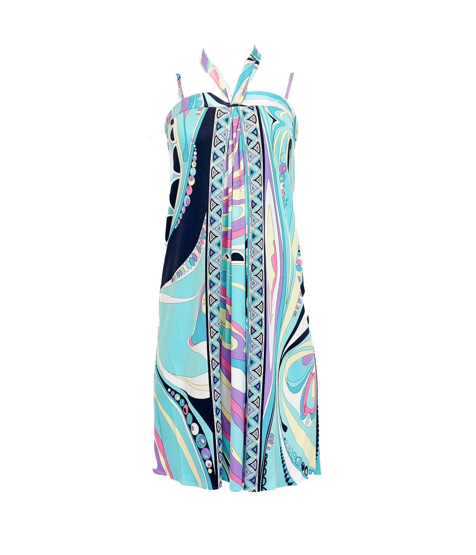 Zelebrieren Sie einen lebendigen Stil mit dem Emilio Pucci Aqua Printed Halter Slip Dress, bekannt für seinen ikonischen Pucci-Print. Dieses fließende Kleid mit Neckholder-Ausschnitt und zarten Spaghetti-Trägern ist ideal für den Urlaub oder