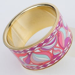 Bracciale rigido in metallo dorato di Emilio Pucci, ispirato allo stile Art Déco, con smalto rosa