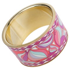 Bracciale rigido in metallo dorato di Emilio Pucci, ispirato allo stile Art Déco, con smalto rosa