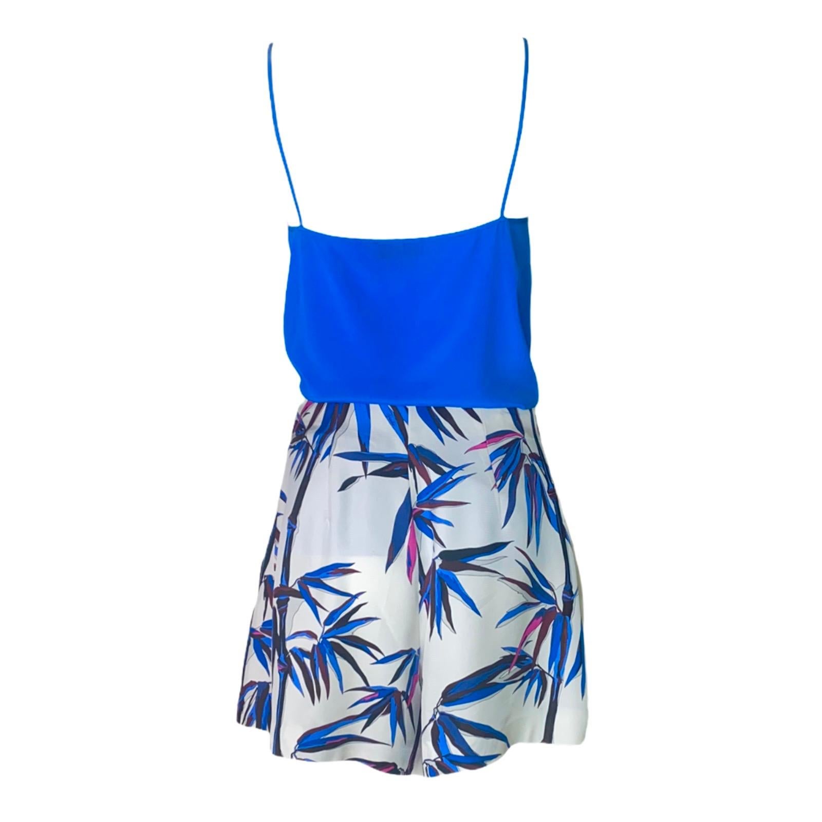 A stunning ensemble by Emilio Pucci
Consisting of two pieces, top and shorts
Silk shorts with the famous Emilio Pucci Bamboo signature print on finest shiny silk 
