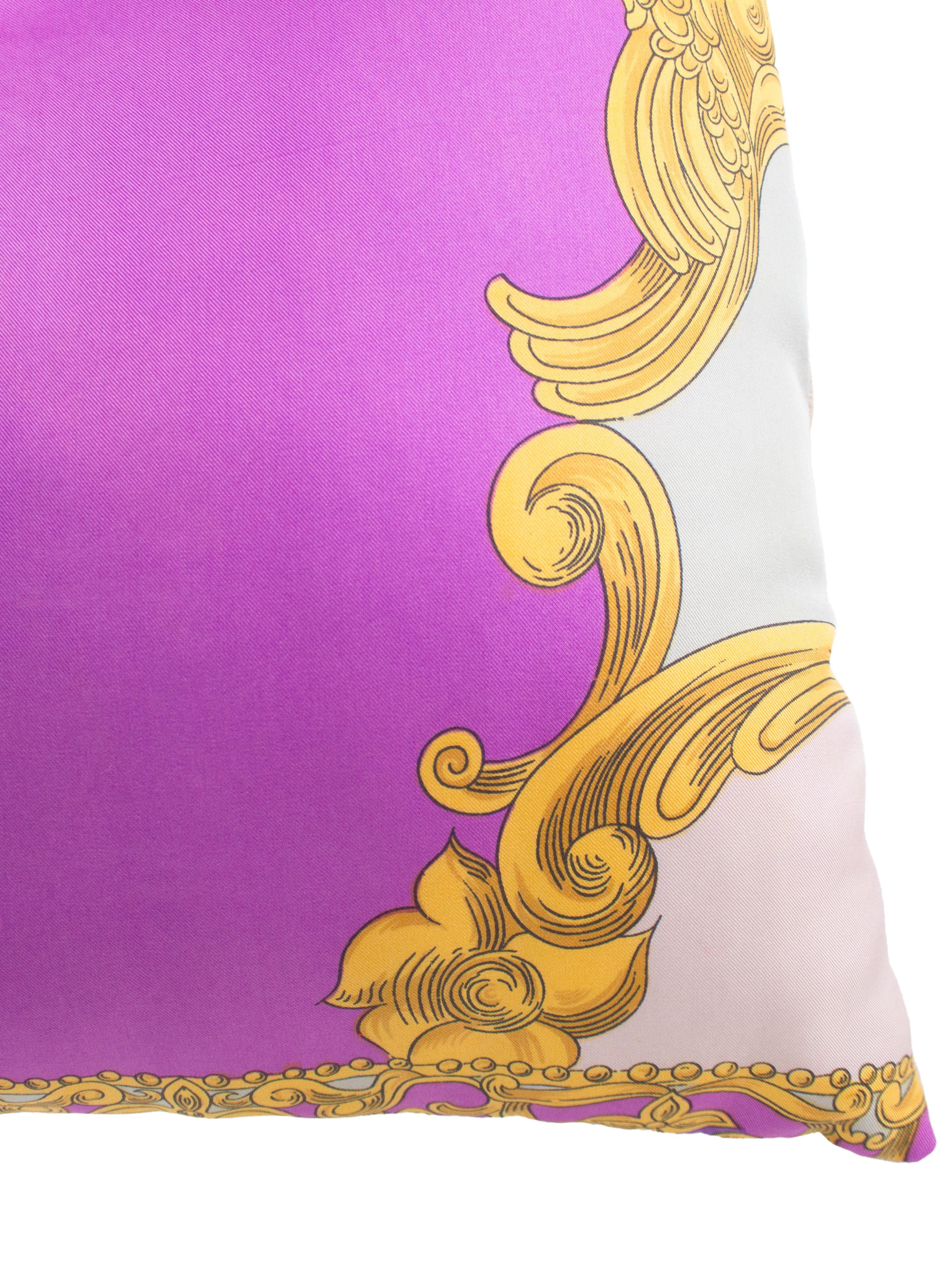 Cosa fare con un capo Pucci vintage che non è più indossabile? Migliora il tuo spazio abitativo con questo divertente cuscino decorativo rettangolare in tessuto di seta di Emilio Pucci. La parte anteriore presenta una stampa barocca italiana nei