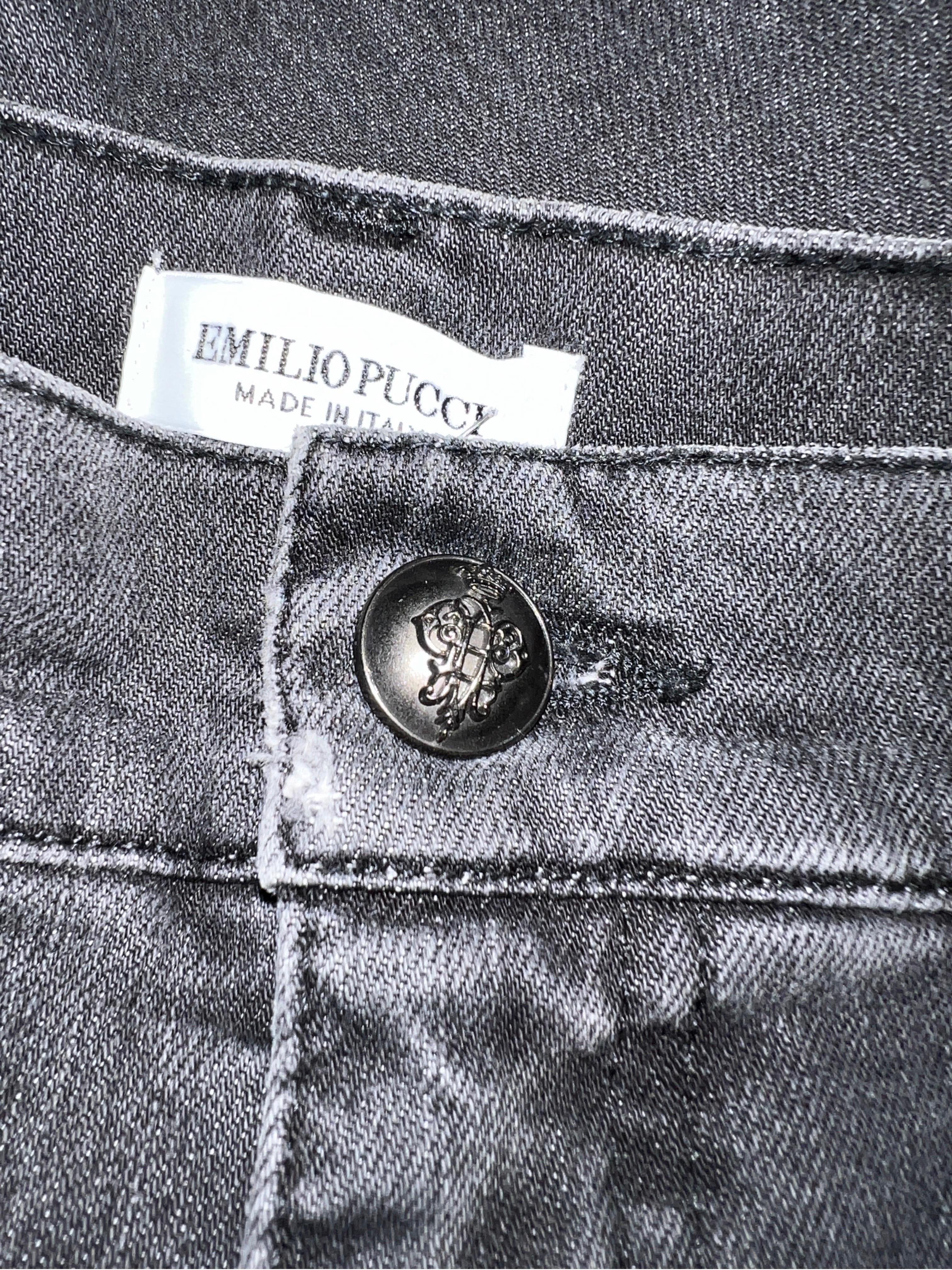 Emilio Pucci Schwarze bestickte Denim-Jeanshose im Distressed-Stil mit Adlermuster 42 im Zustand „Gut“ im Angebot in Switzerland, CH
