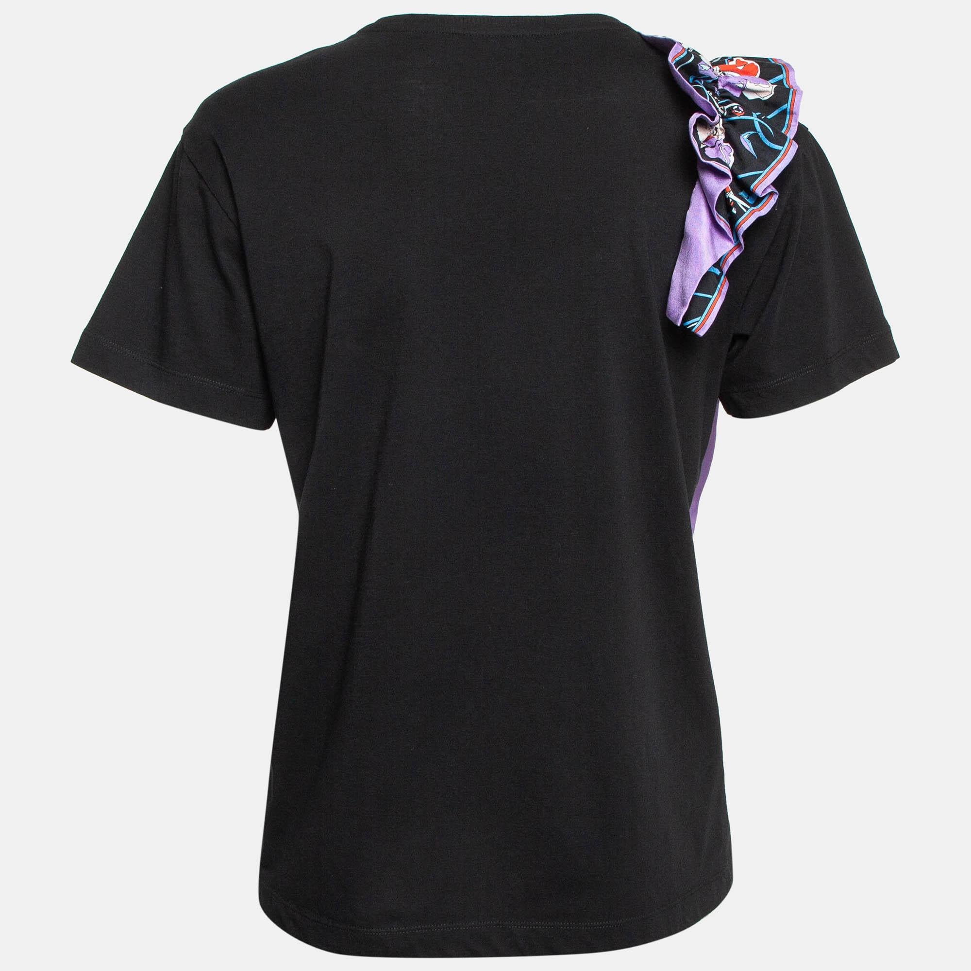 Whether you want to go out on casual outings with friends or just want to lounge around this t shirt is a versatile piece and can be styled in many ways. It has been made using fine fabric.